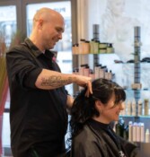 HairXperience Inhaber bei der Arbeit im Coiffeursalon in Wetzikon