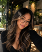 Asiatische Frau mit Brille und weicher Balayage mit natürlichen Beige- und Caramel-Nuancen bei Hair Experience Coiffeur in Wetzikon.