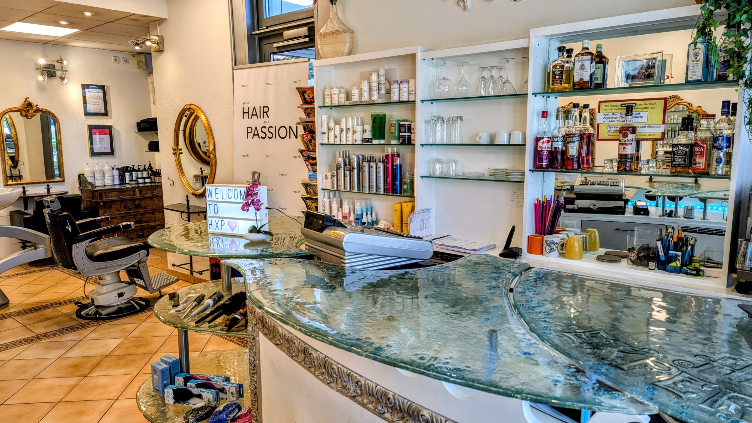 Innenbereich Bar im Coiffeursalon HairXperience in Wetzikon