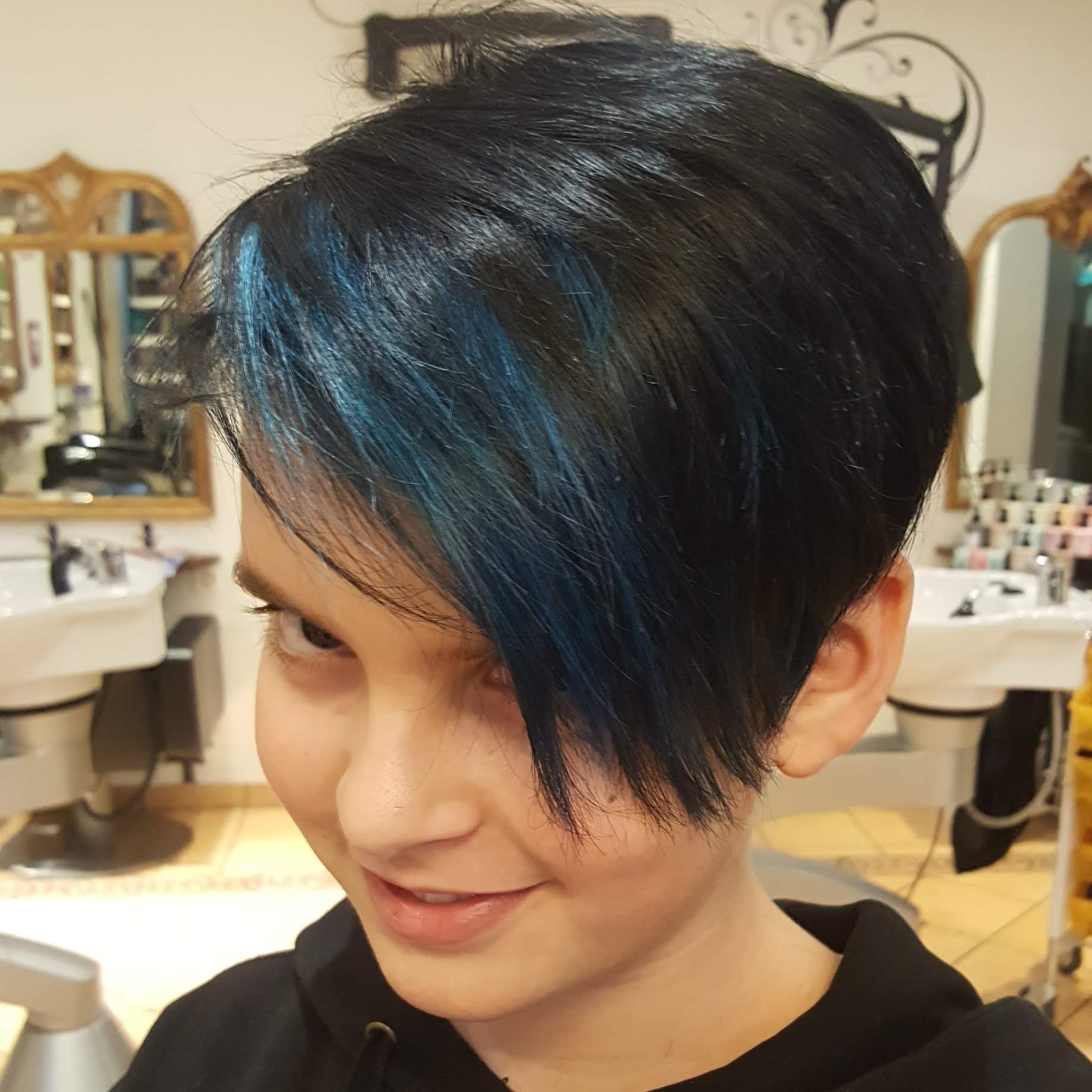 Asymmetrischer schwarzer Bob mit blauen Highlights bei HairXperience