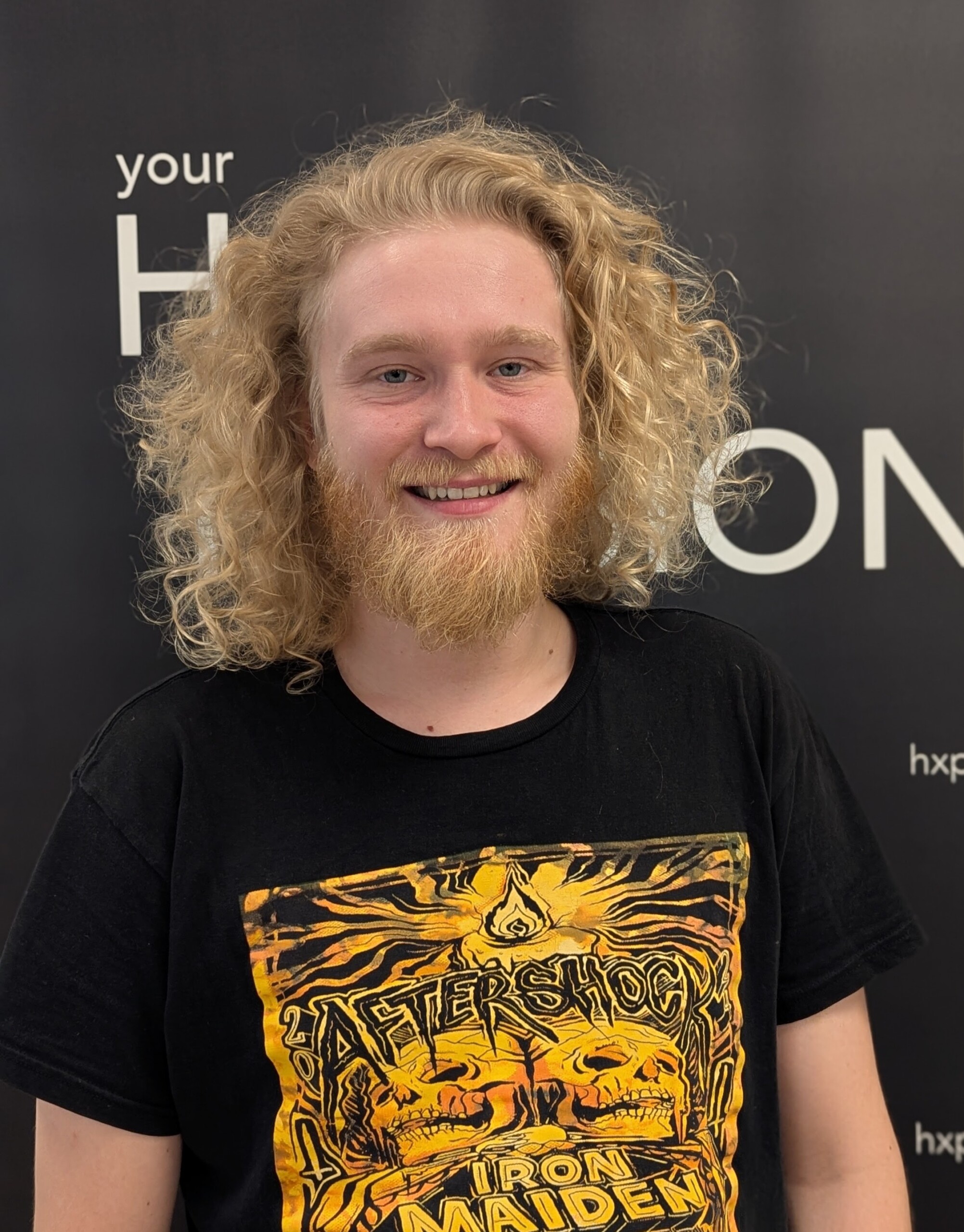 Blonde Männerlocken vor dem Haarschnitt bei HairXperience