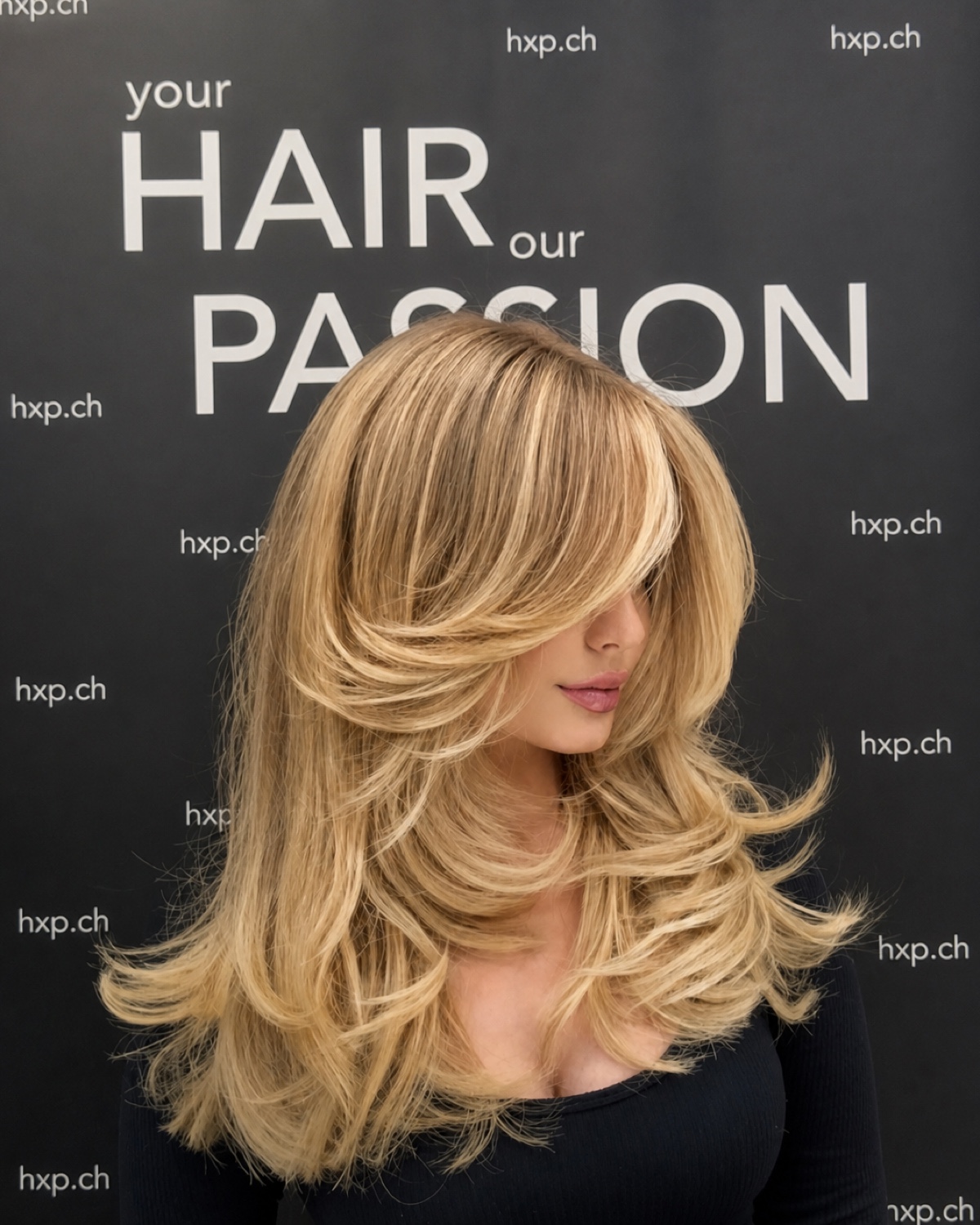 Stufenfrisur mit blonder Balayage für lange Haare bei HairXperience