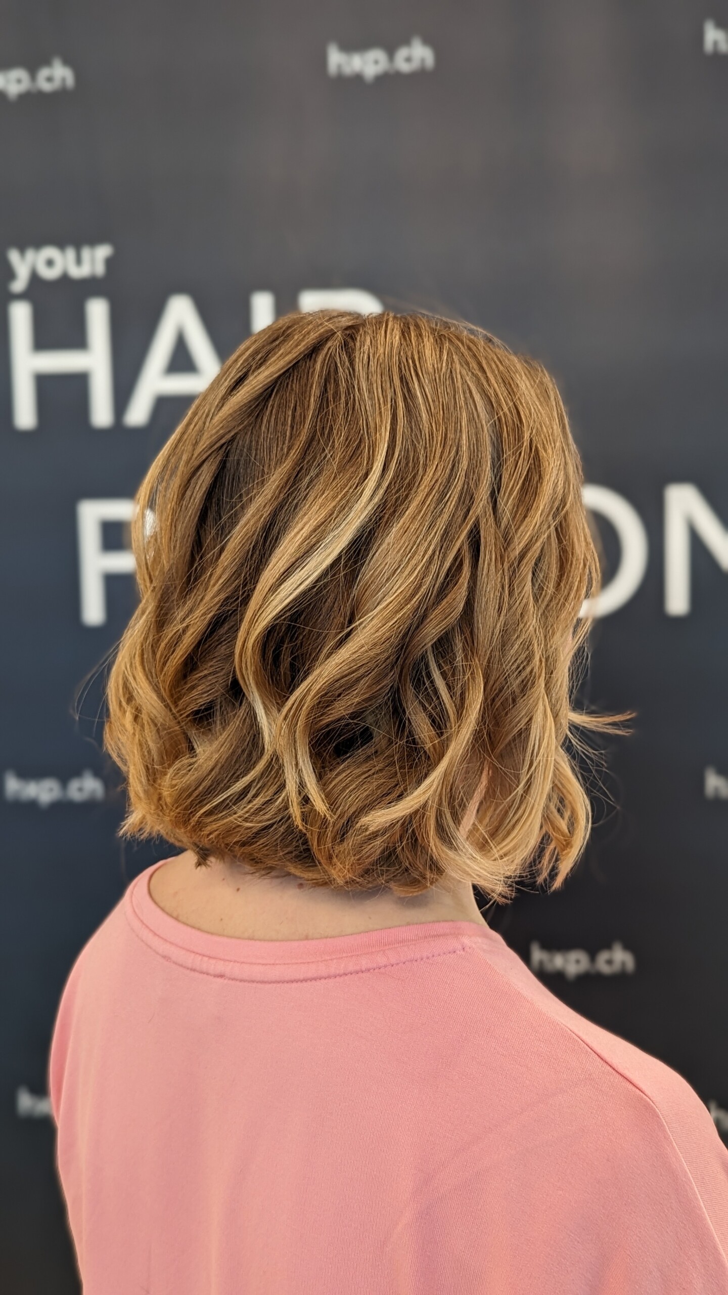 Blonder Balayage-Bob mit Wellen – Rückansicht bei HairXperience
