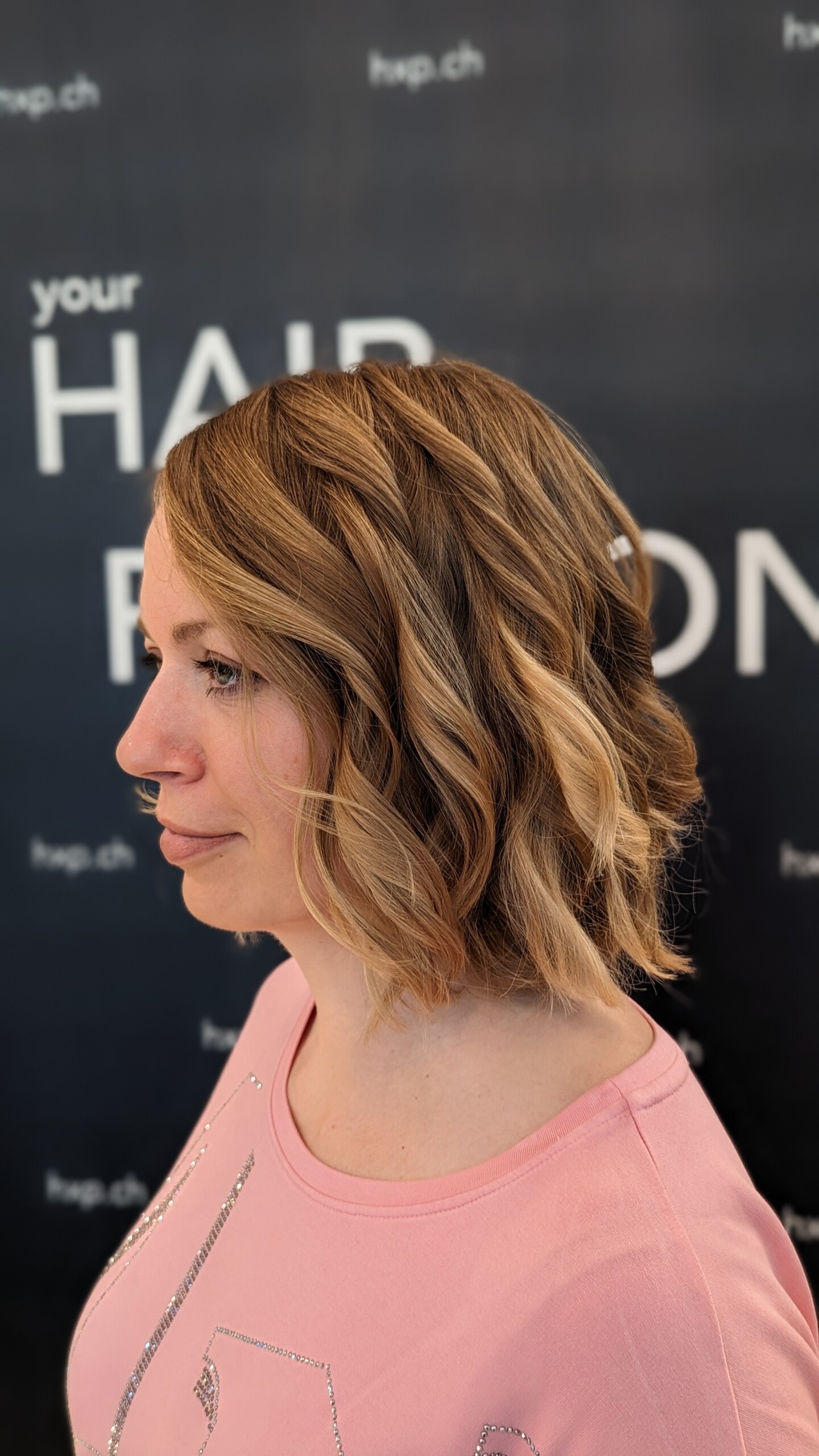 Blonder Balayage-Bob mit Wellen – Seitenansicht bei HairXperience