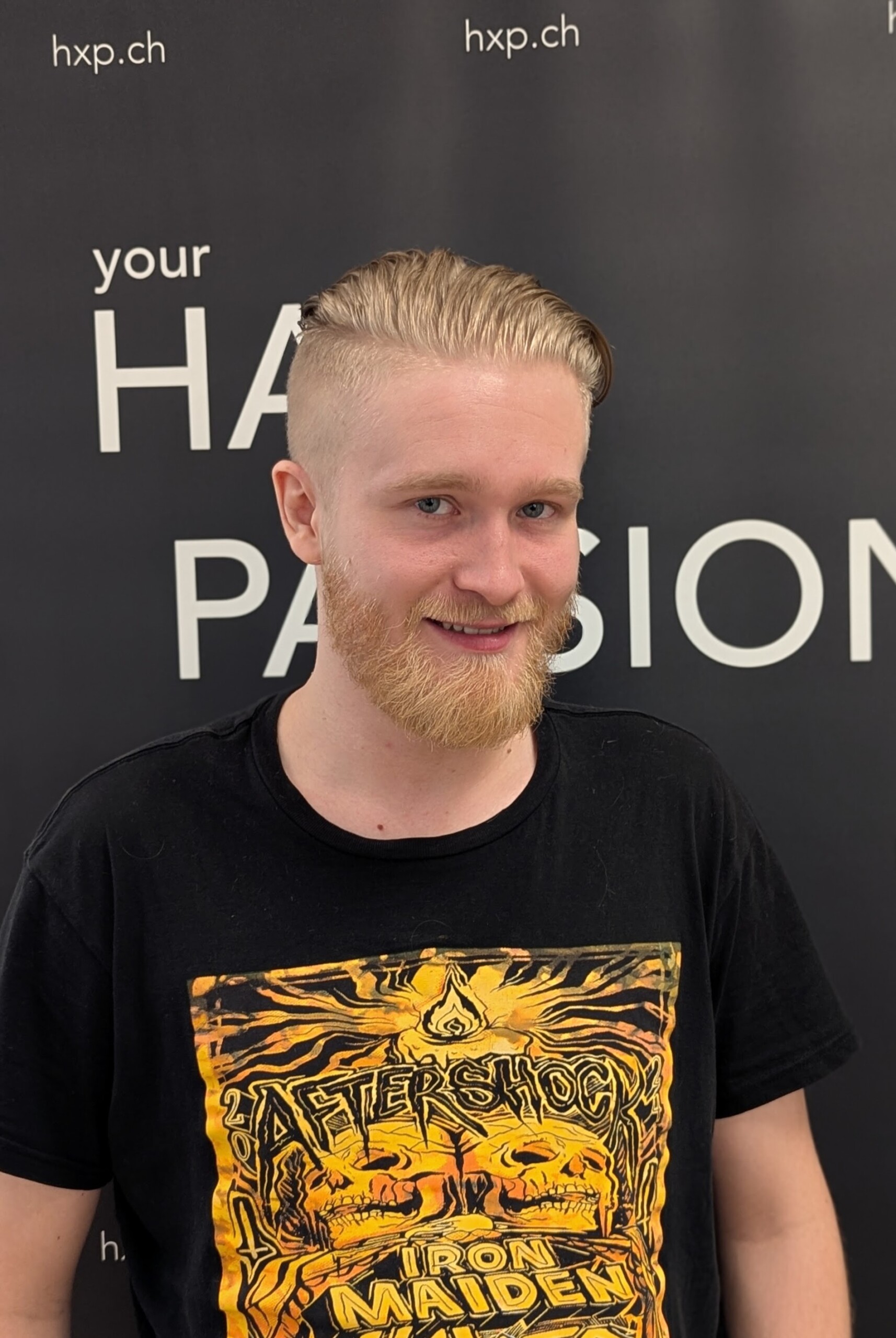 Blonder Herren-Undercut mit Slick Back bei HairXperience
