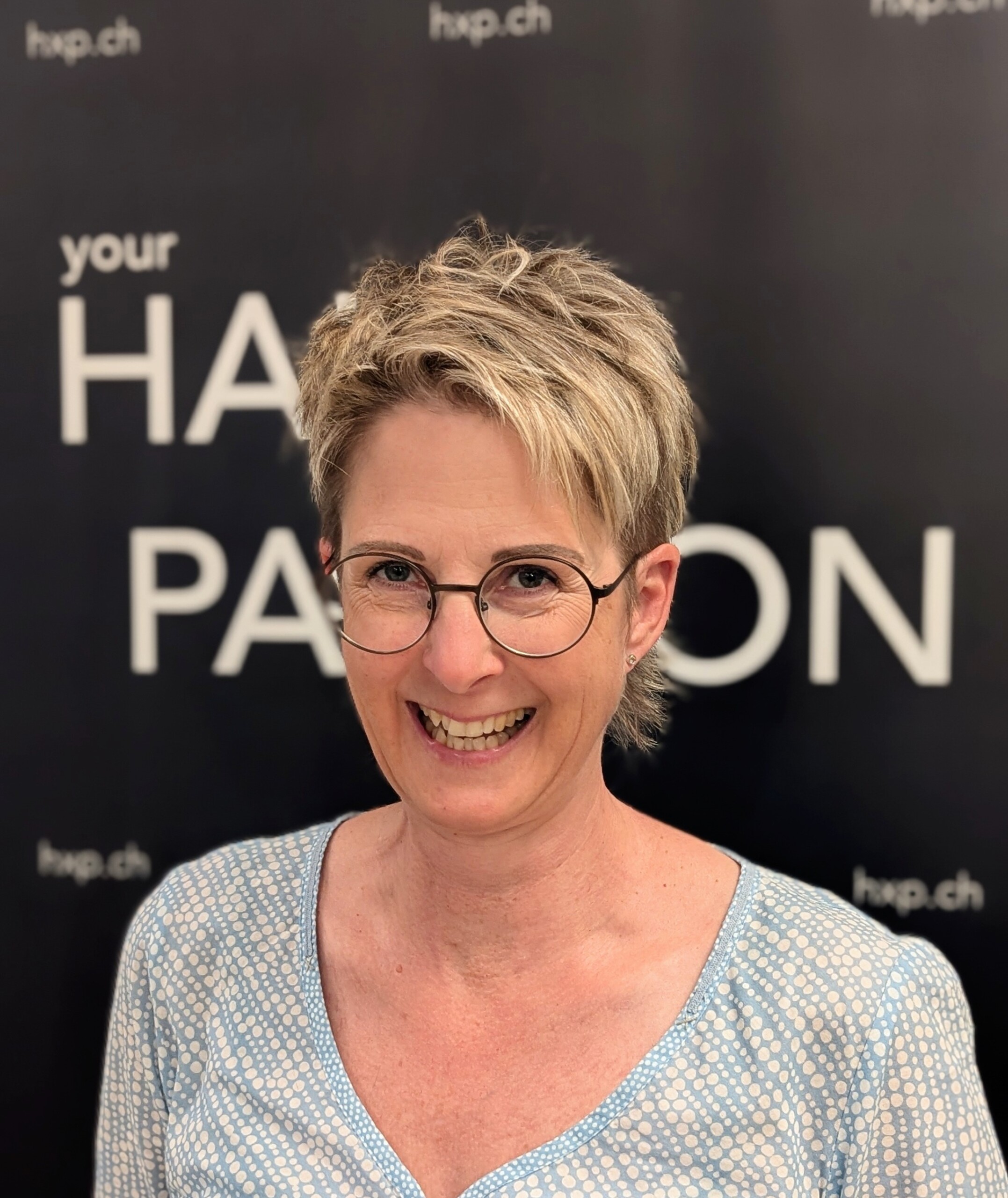 Moderner Undercut von vorne mit langem Deckhaar bei HairXperience