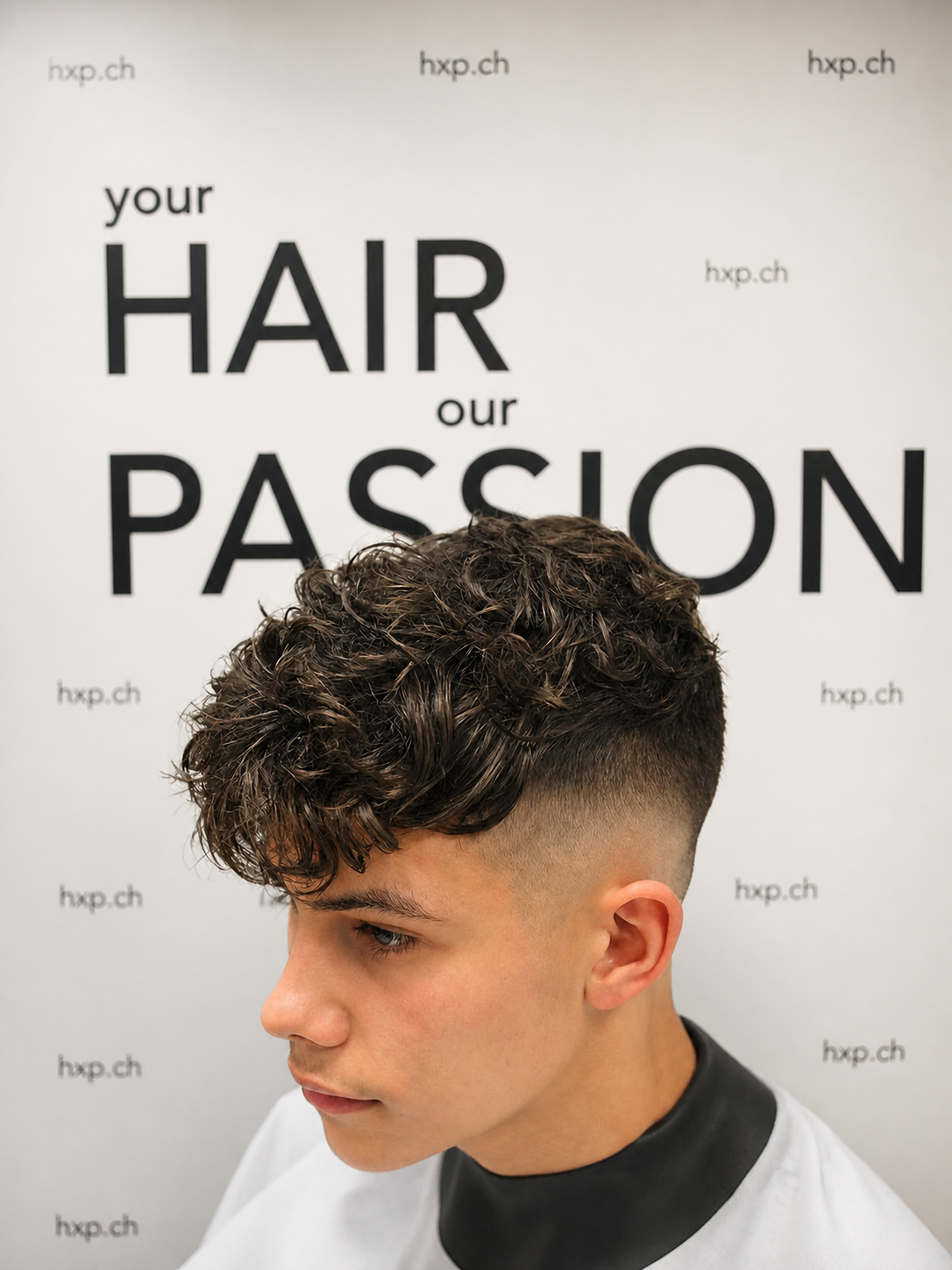 Brauner Locken-Fade-Cut bei HairXperience