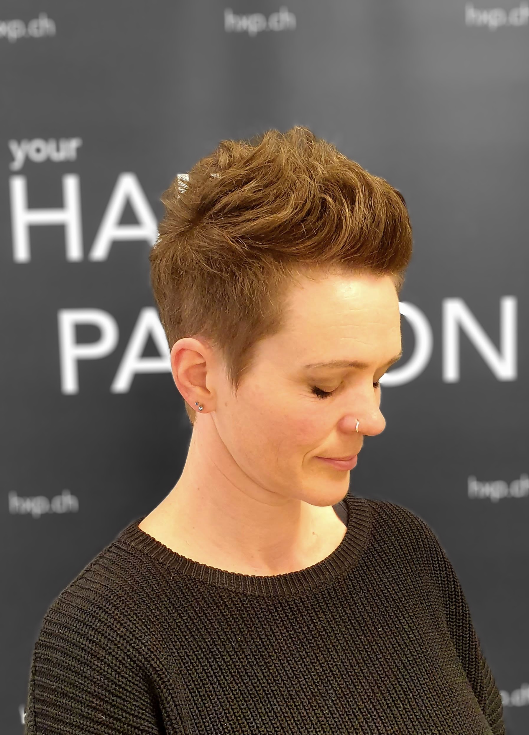 Brauner Pixie Mohawk Cut mit Volumen bei HairXperience