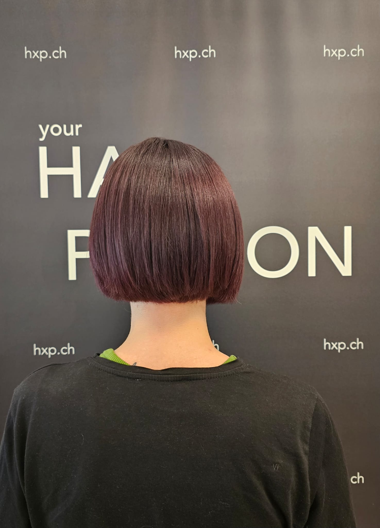 Burgunderroter Blunt Bob – Rückansicht bei HairXperience