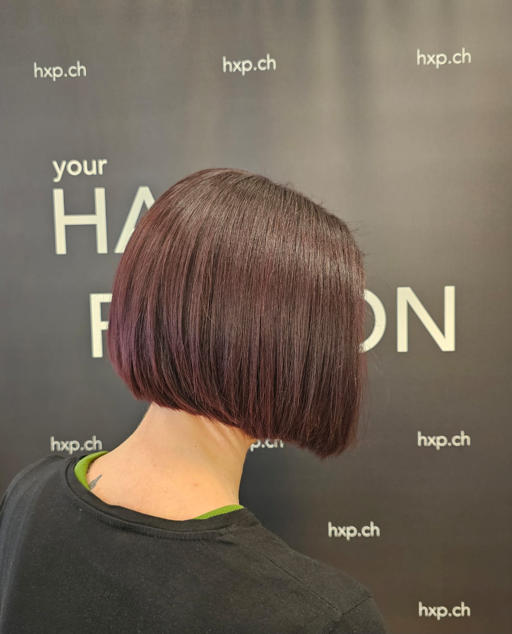 Rotbrauner Blunt Bob – linke Schrägansicht bei HairXperience