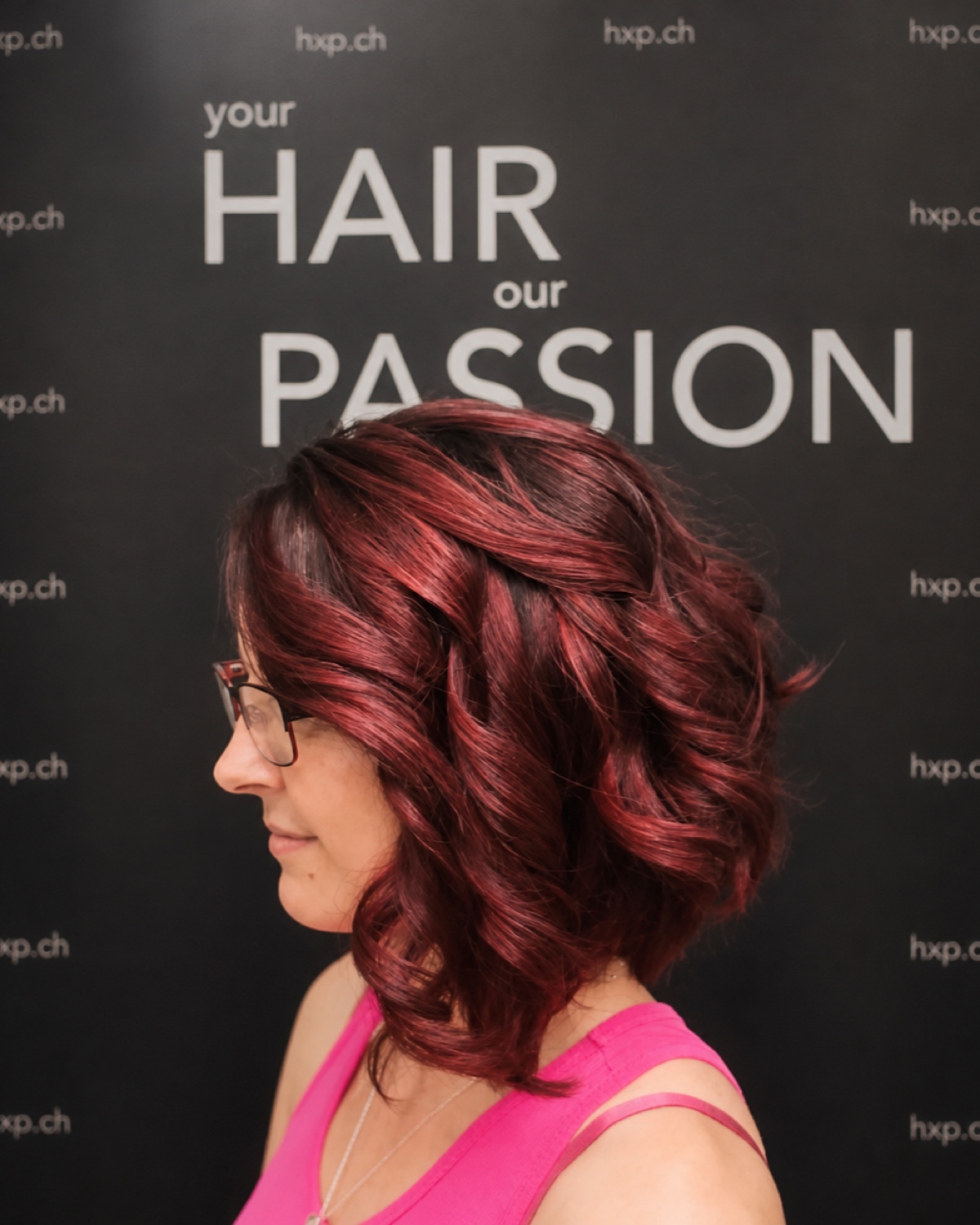 Burgunderroter Locken-Bob – linke Seitenansicht bei HairXperience