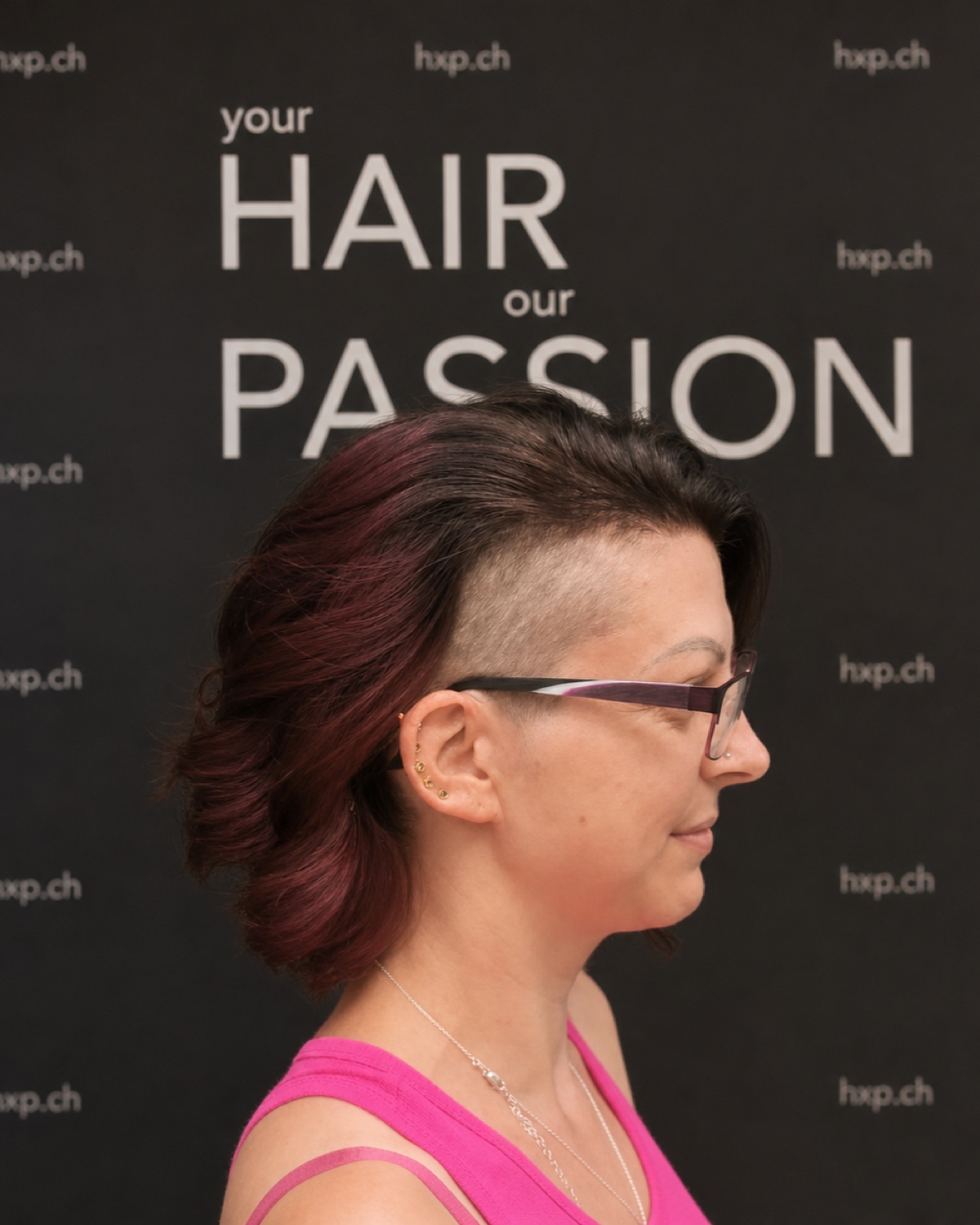 Burgunderroter Sidecut-Bob – rechte Seitenansicht bei HairXperience