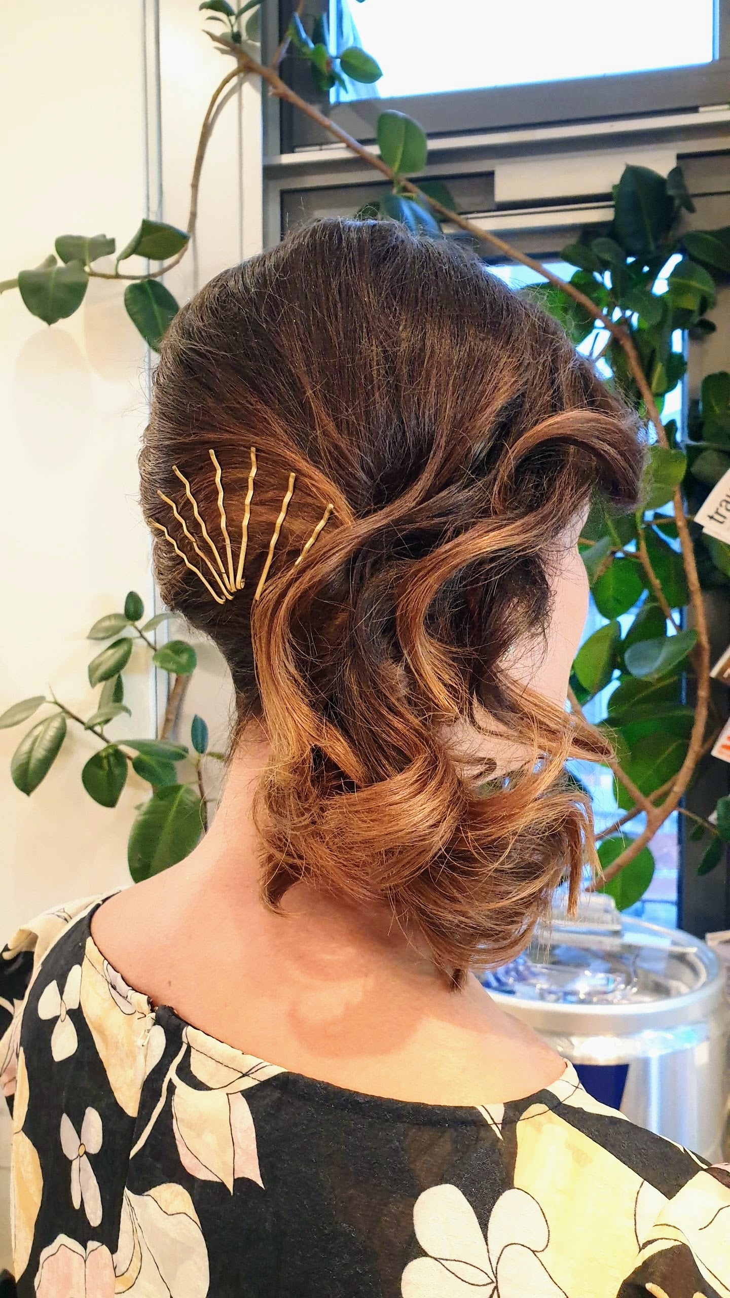 Elegante Hochsteckfrisur mit Wellen bei HairXperience