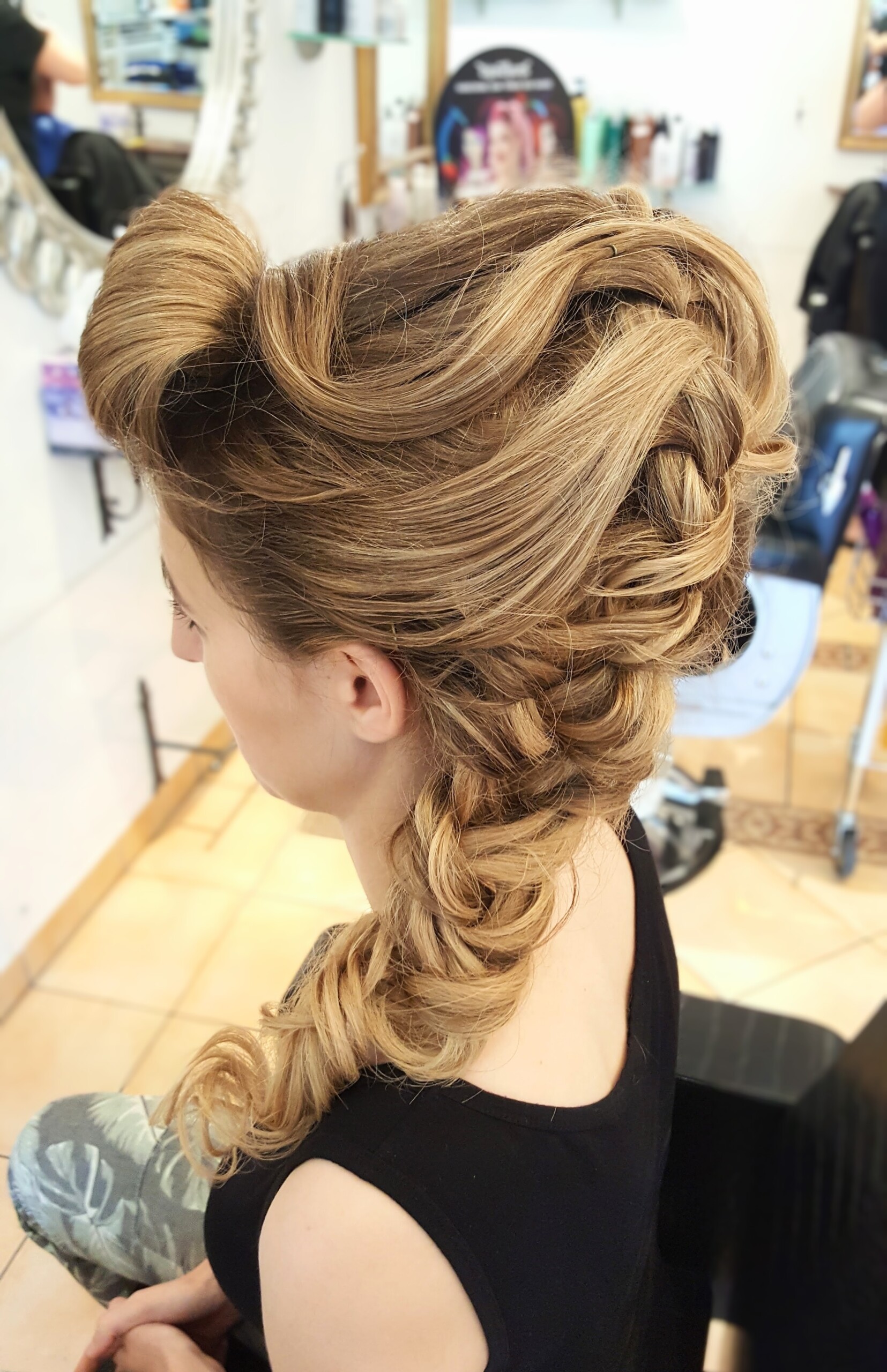 Festliche Hochsteckfrisur mit Locken – Seitenansicht bei HairXperience
