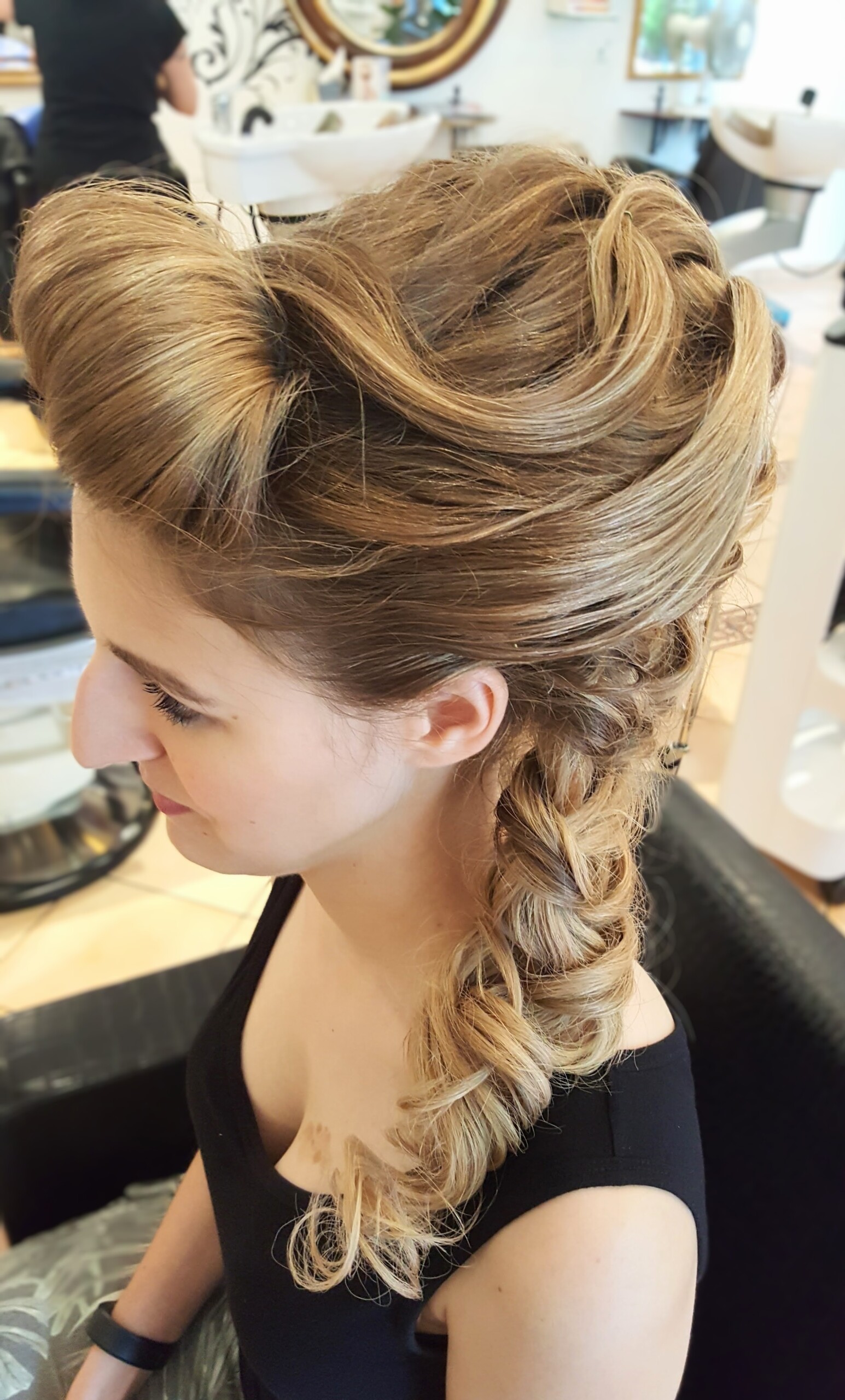 Festliche Hochsteckfrisur mit Locken – Vorderansicht bei HairXperience