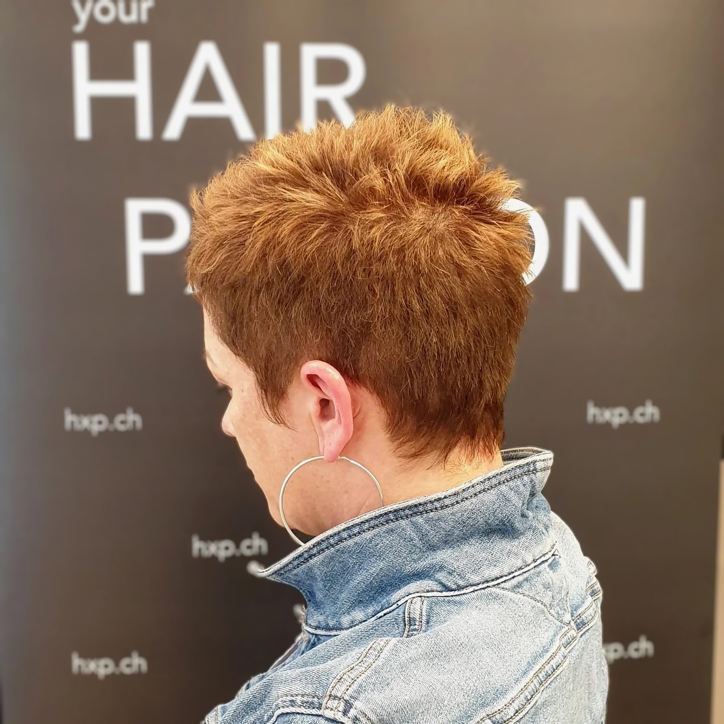 Kupferfarbener Pixie Cut – Rückansicht bei HairXperience