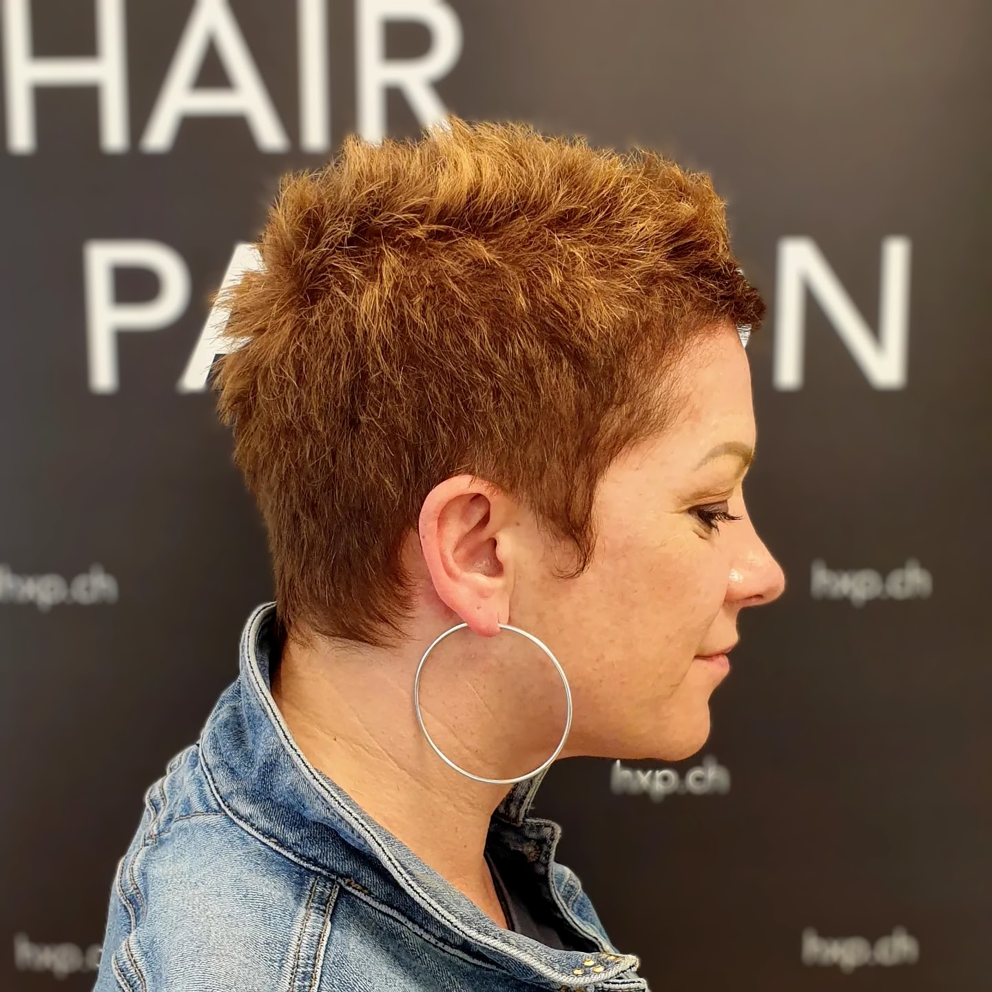 Kupferfarbener Pixie Cut – Seitenansicht bei HairXperience