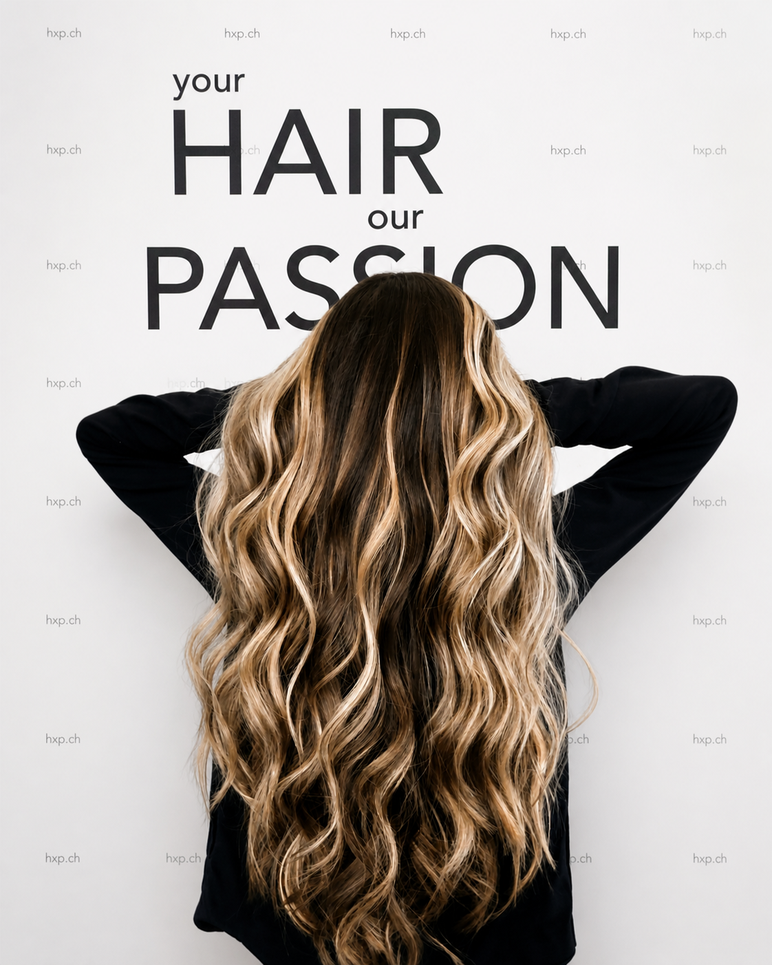 Lange blonde Balayage-Wellen bei HairXperience
