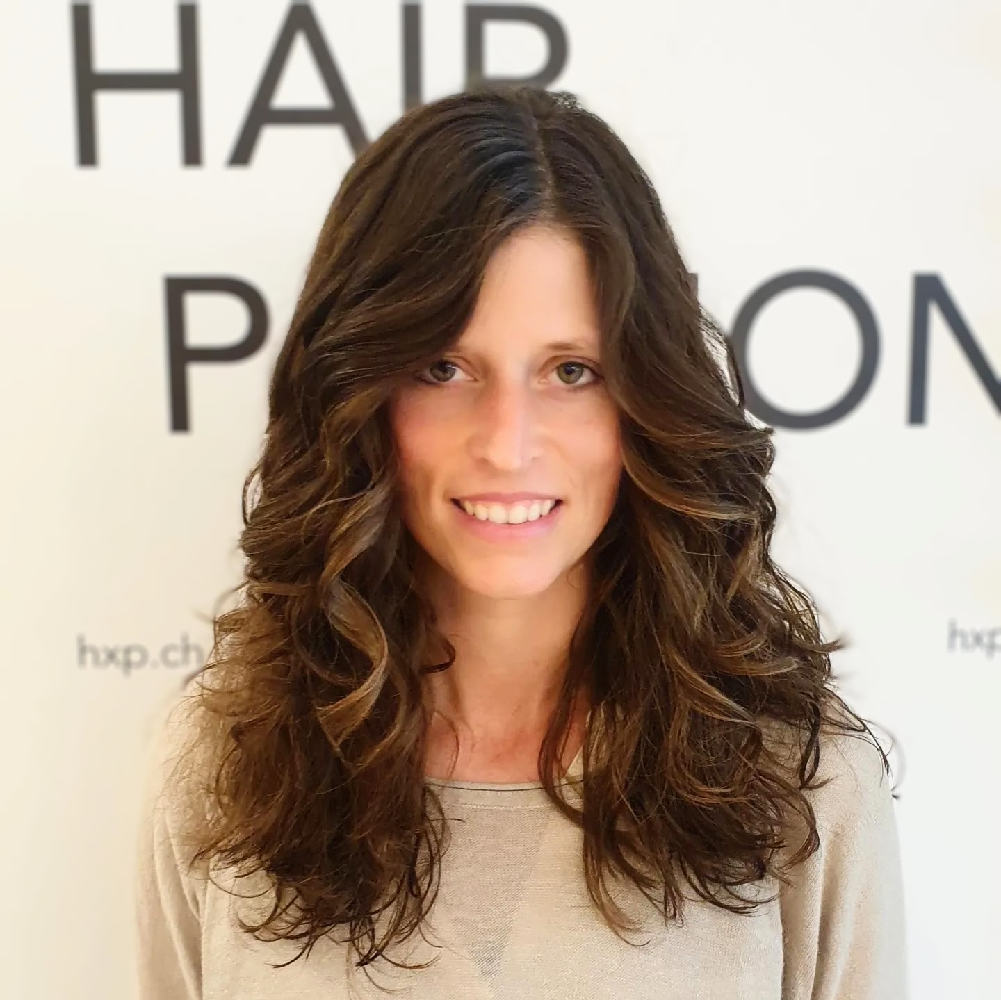 Lange braune Haare mit Locken und Highlights bei HairXperience