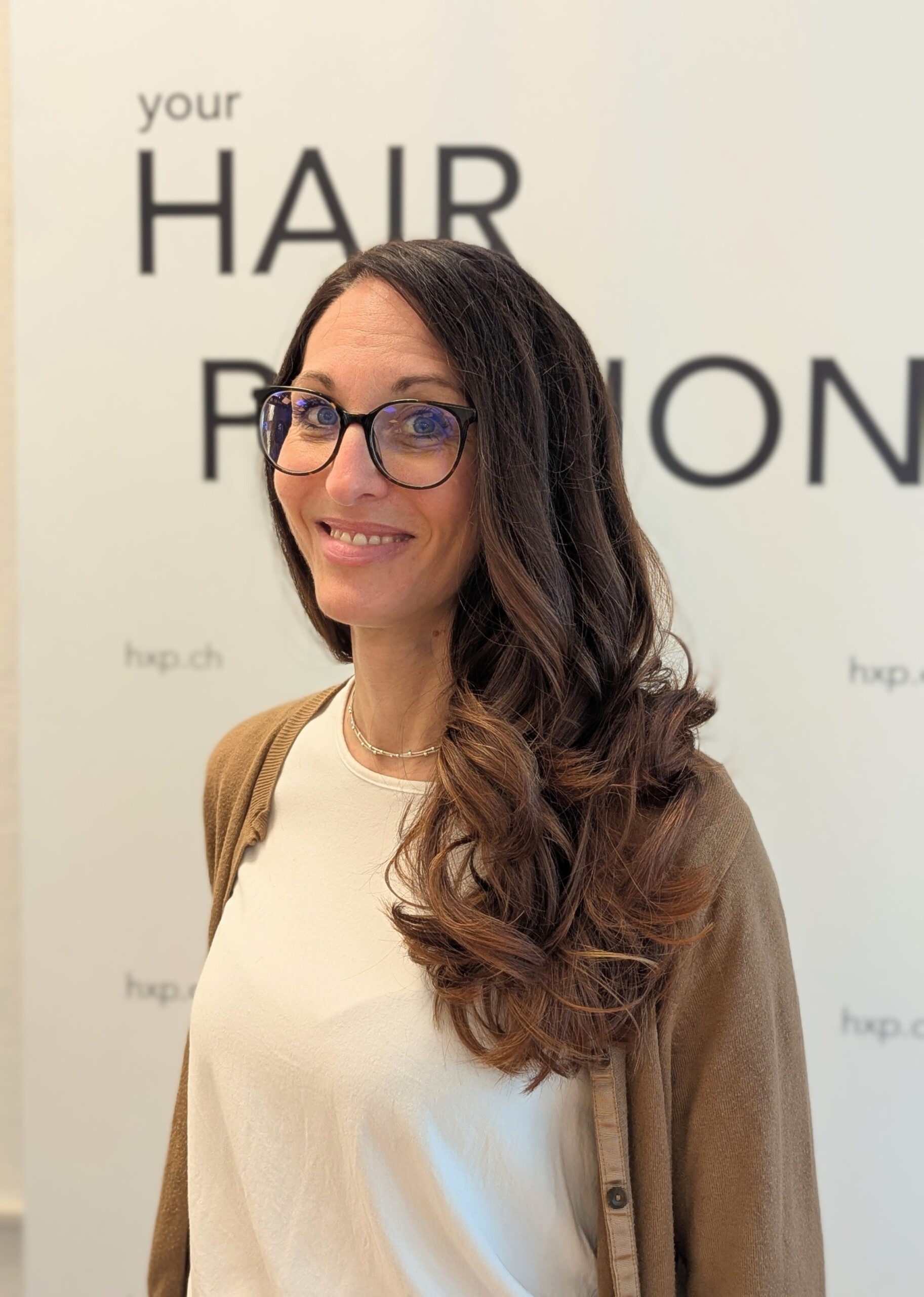 Lange braune Haare mit Volumen und Locken bei HairXperience