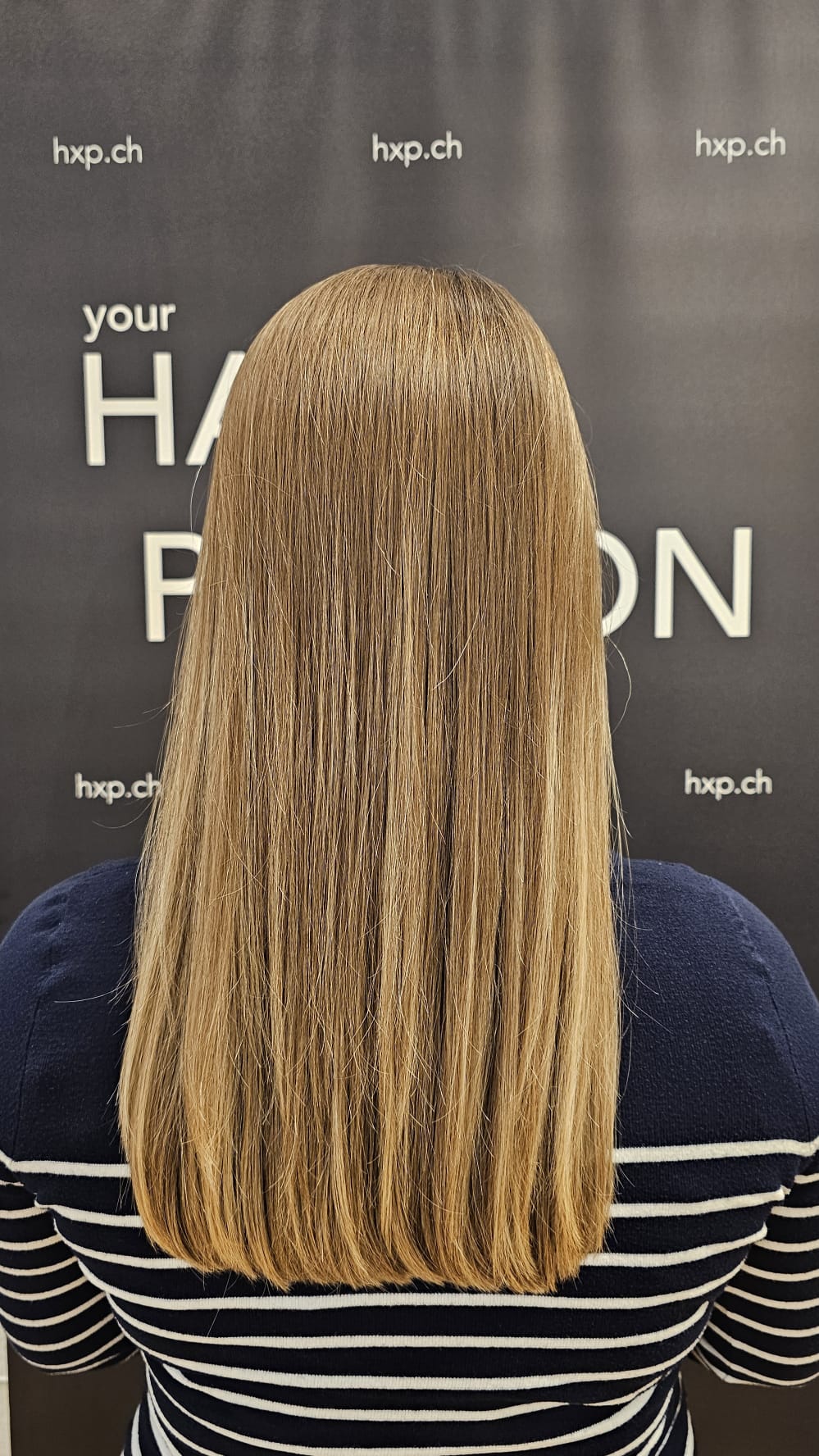 Lange glatte blonde Haare mit geradem Schnitt bei HairXperience