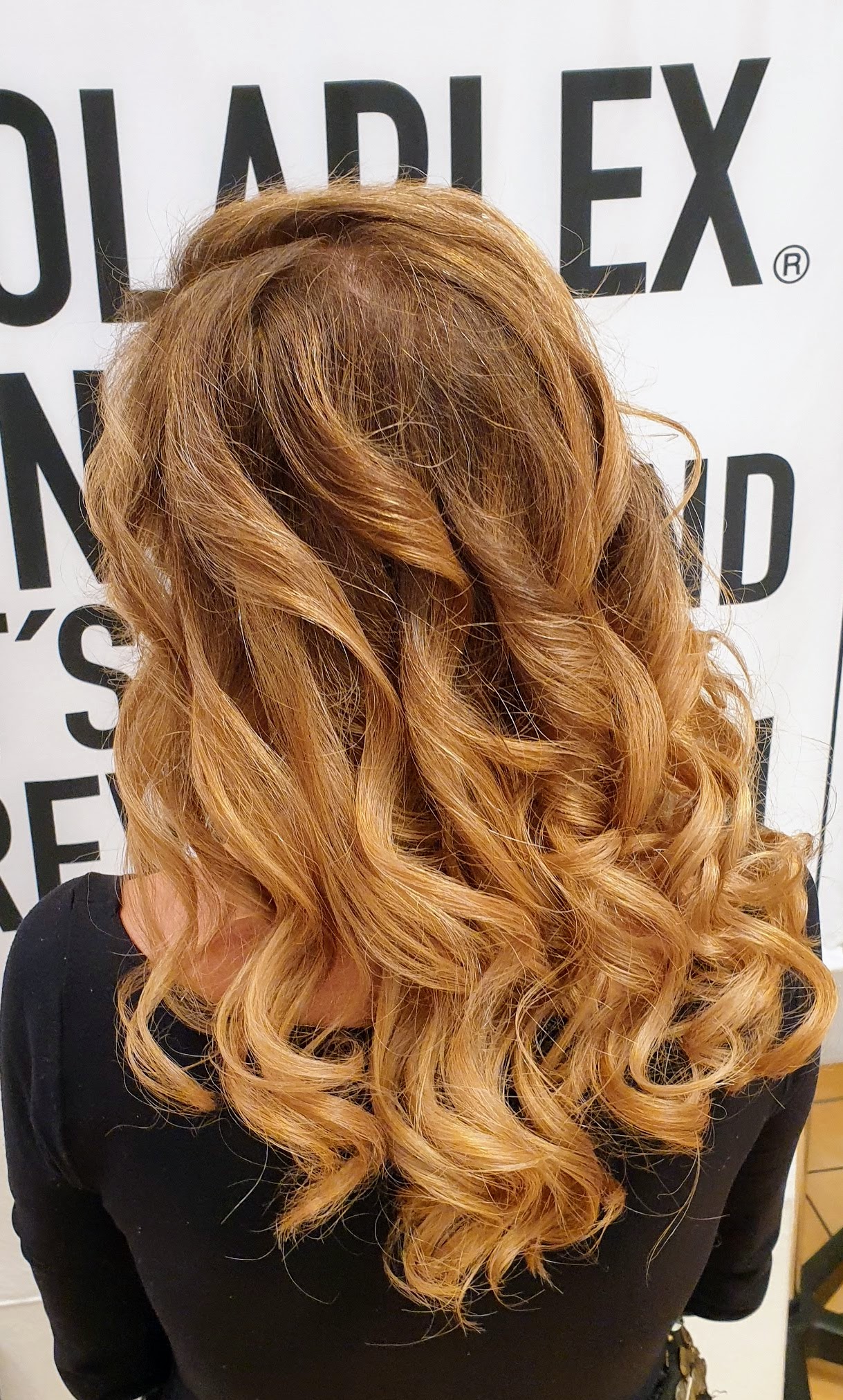 Lange Haare mit Goldblonder Balayage und Locken – Rückansicht bei HairXperience