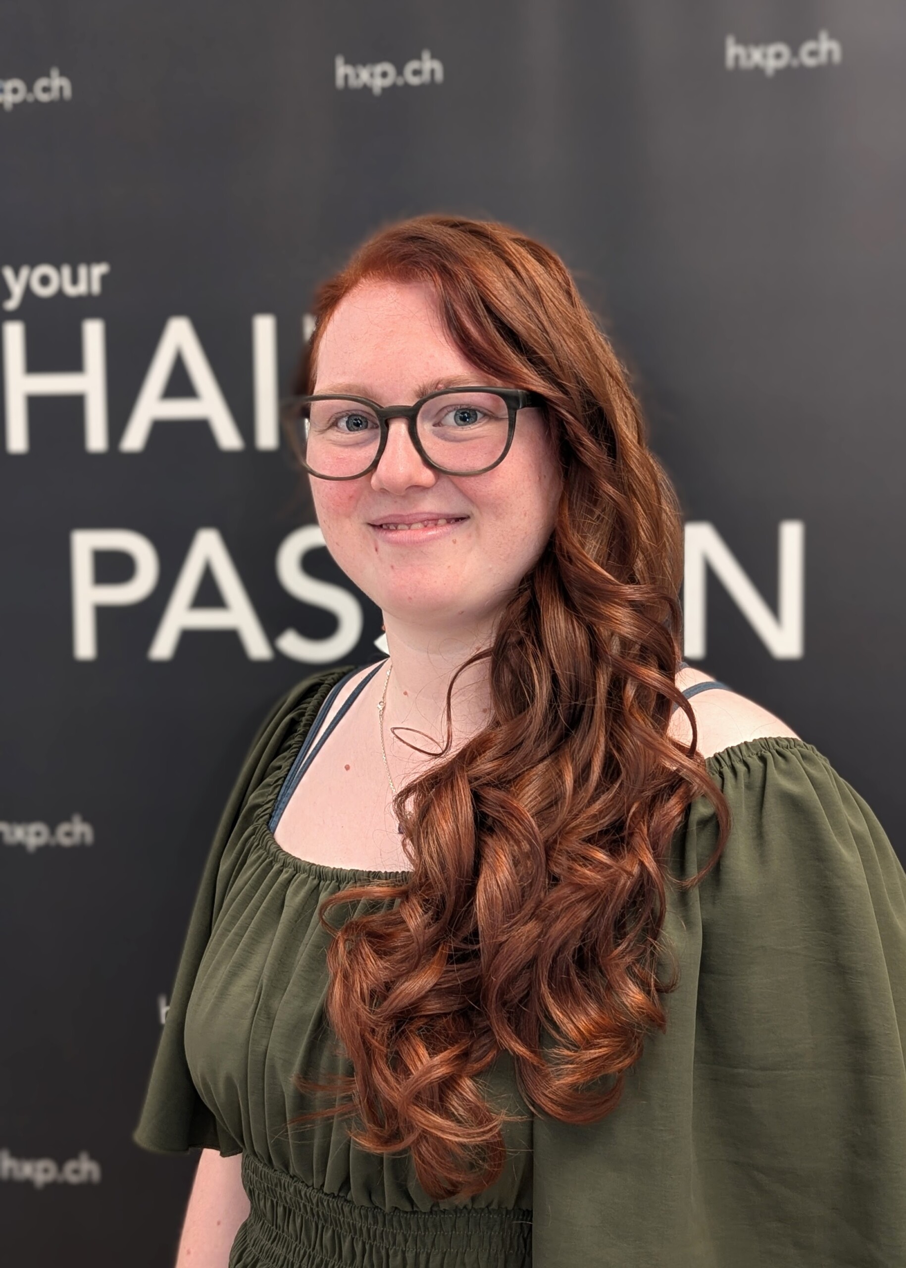 Lange kupferrote Locken mit Seitenscheitel bei HairXperience
