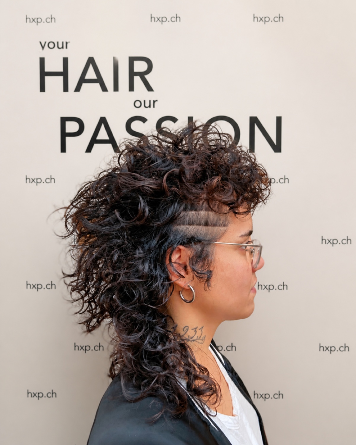 Locken-Mohawk mit Sidecut und Hair-Tattoo bei HairXperience