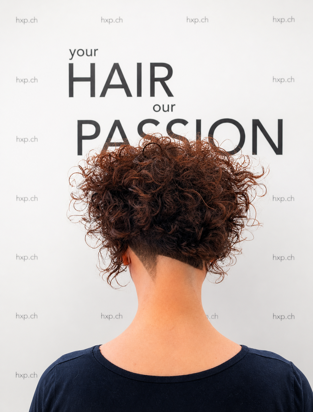 Lockiger Bob mit Nacken-Design – Rückansicht bei HairXperience