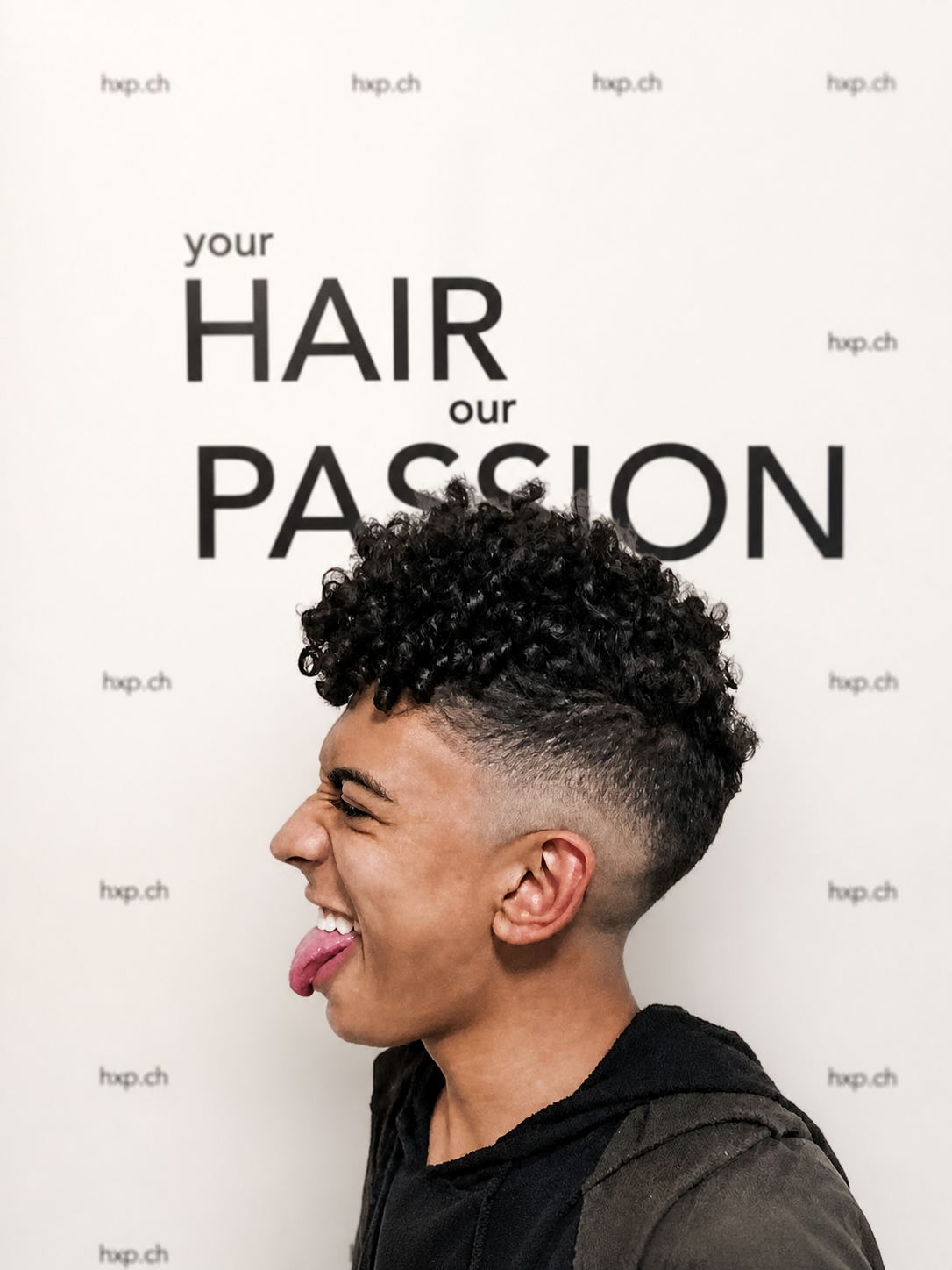 Lockiger Herren-Fade – Seitenansicht bei HairXperience