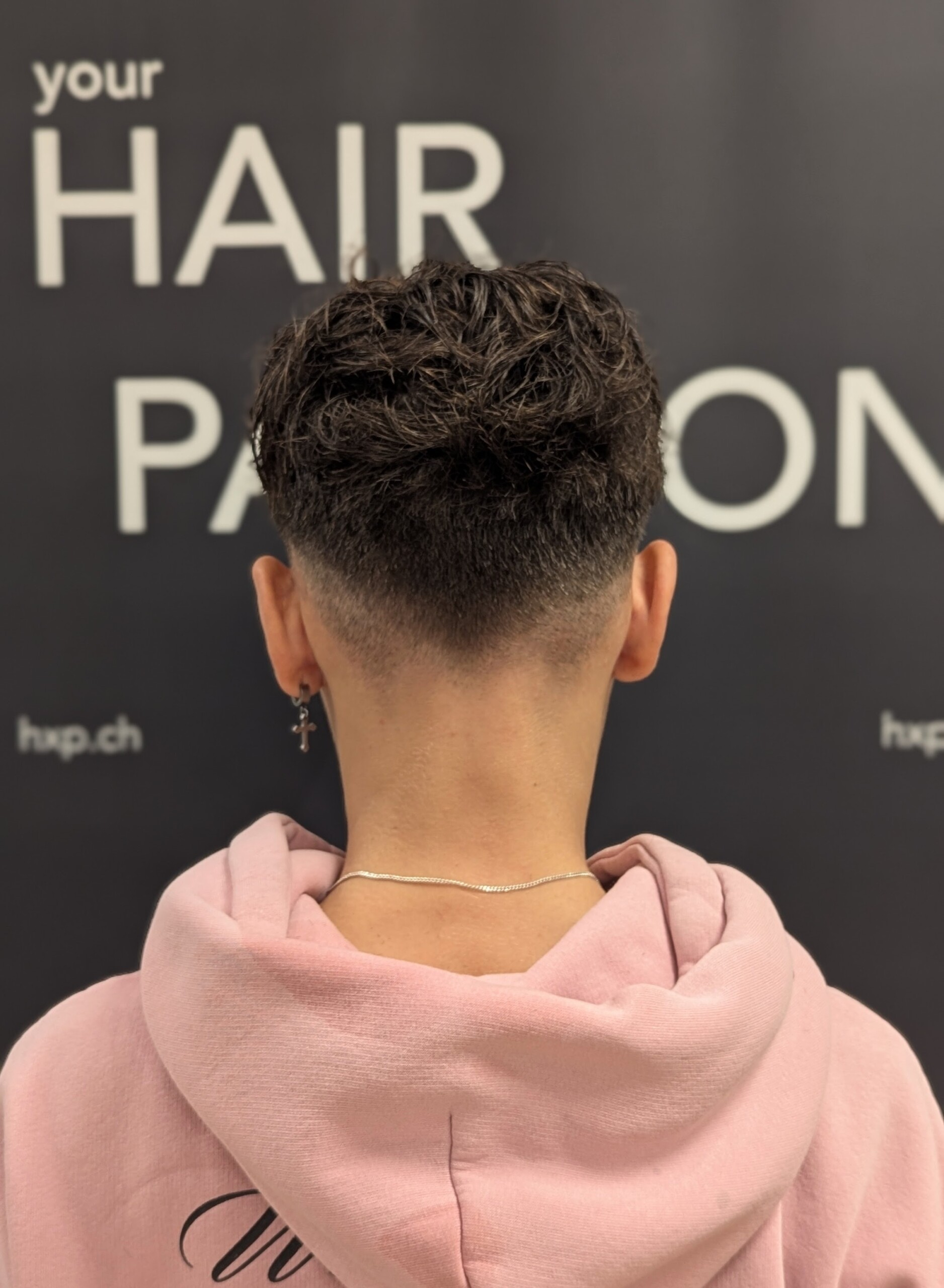 Lockiger Undercut mit Fade – Rückansicht bei HairXperience