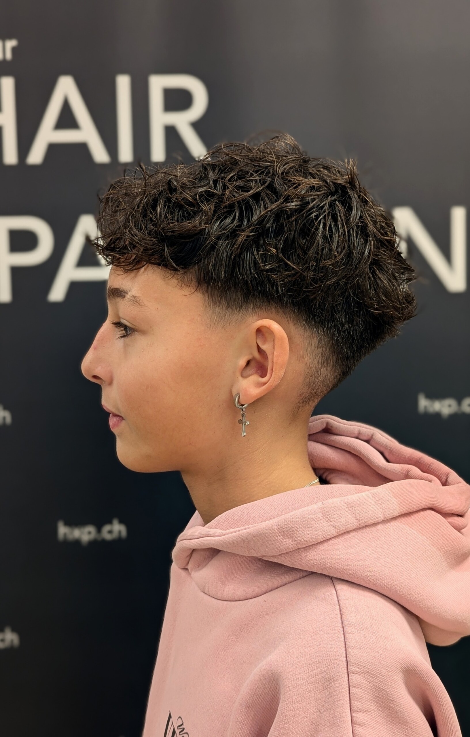 Lockiger Undercut mit Fade – Seitenansicht bei HairXperience