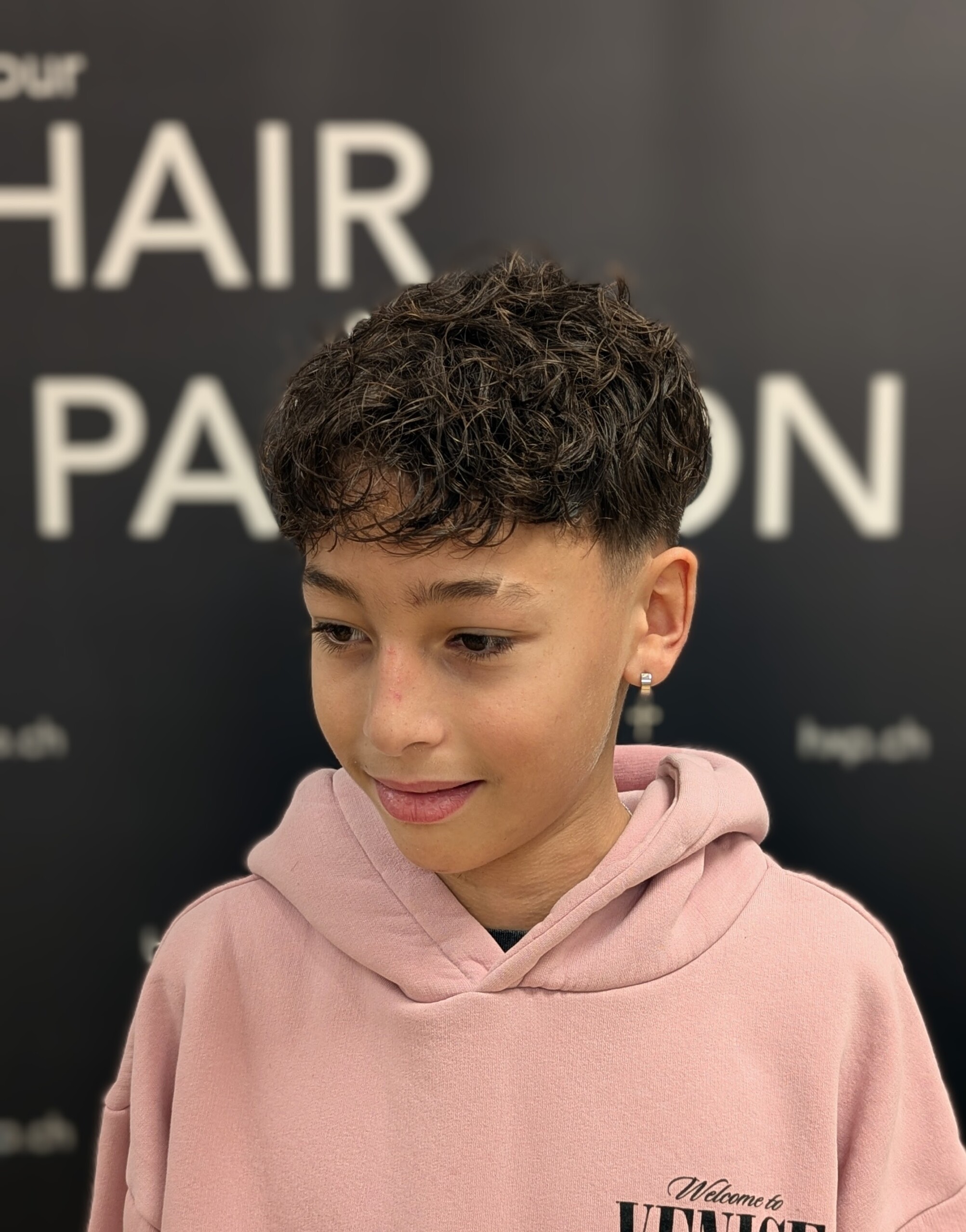 Lockiger Undercut mit Fade – Vorderansicht bei HairXperience