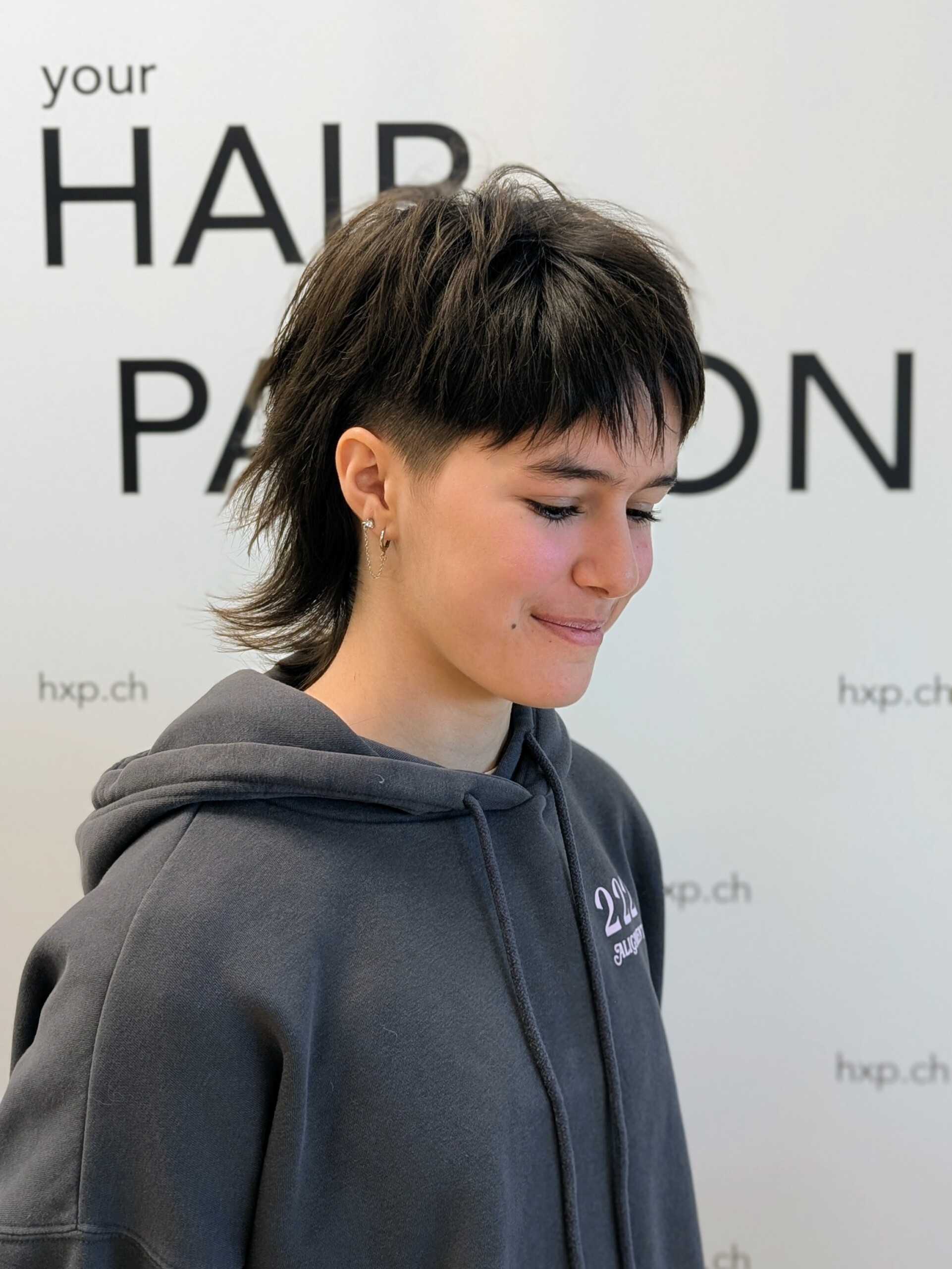 Moderner Mullet mit Undercut – rechte Ansicht bei HairXperience