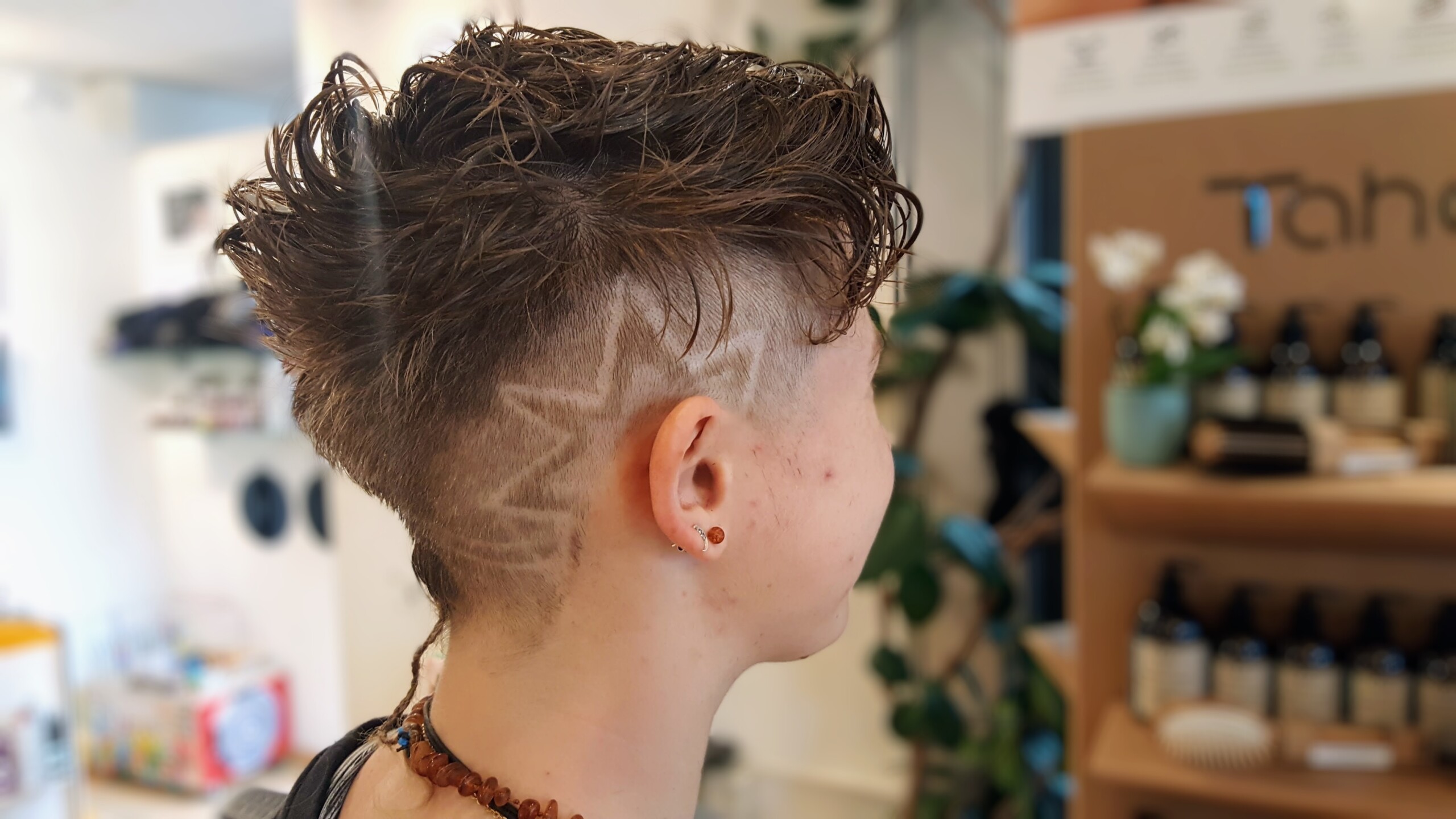 Moderner Undercut mit Hair-Tattoo bei HairXperience