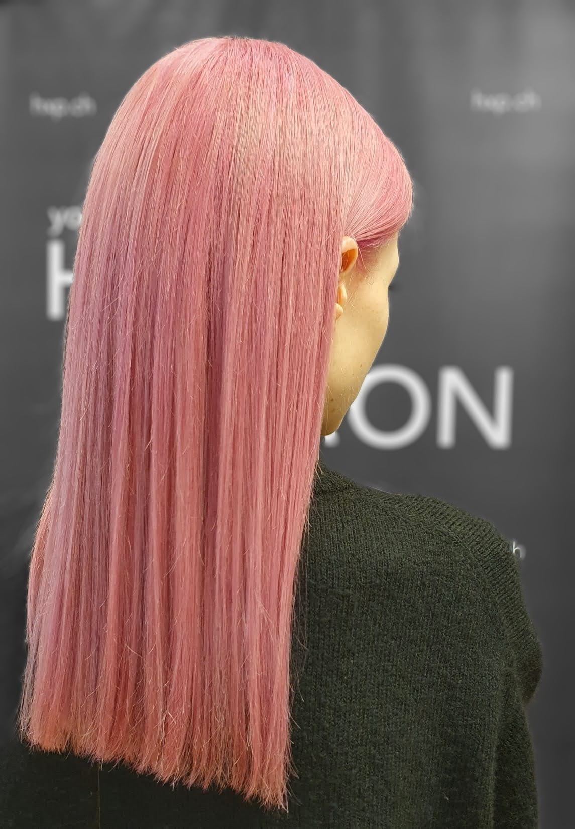 Pastellrosa lange glatte Haare bei HairXperience