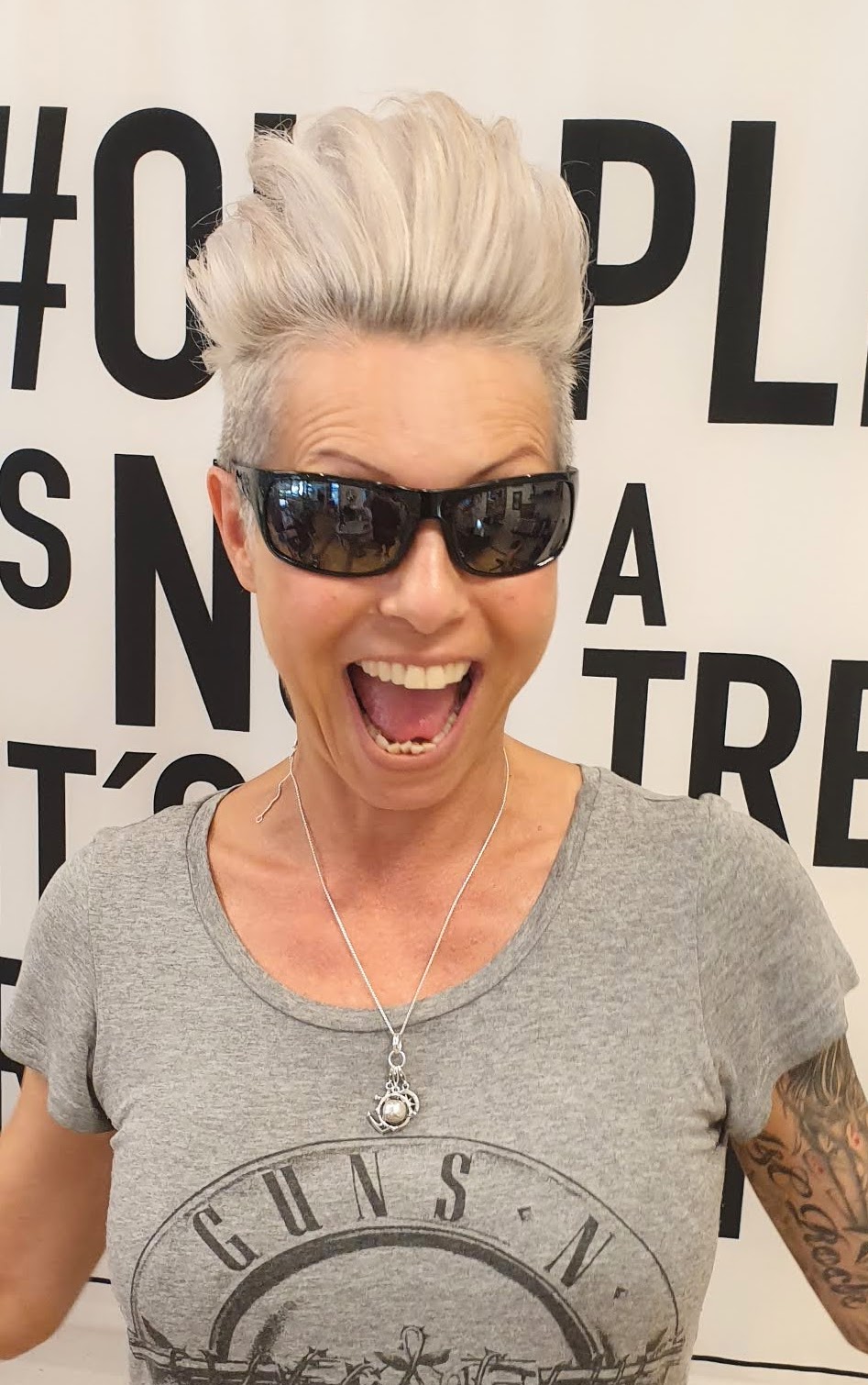 Platinblonde Kurzhaarfrisur mit Volumen bei HairXperience