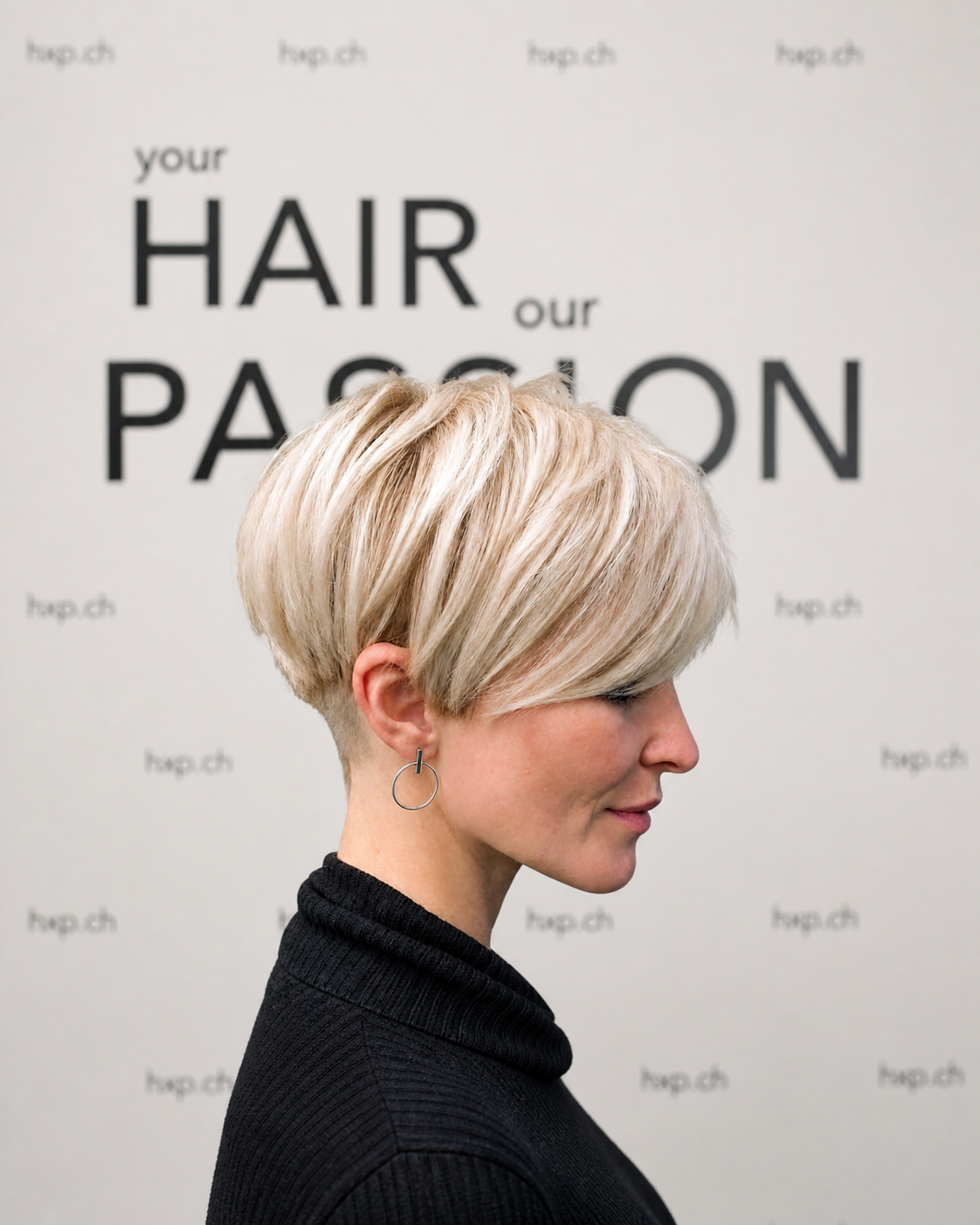 Platinblonder Pixie Cut – Seitenansicht bei HairXperience