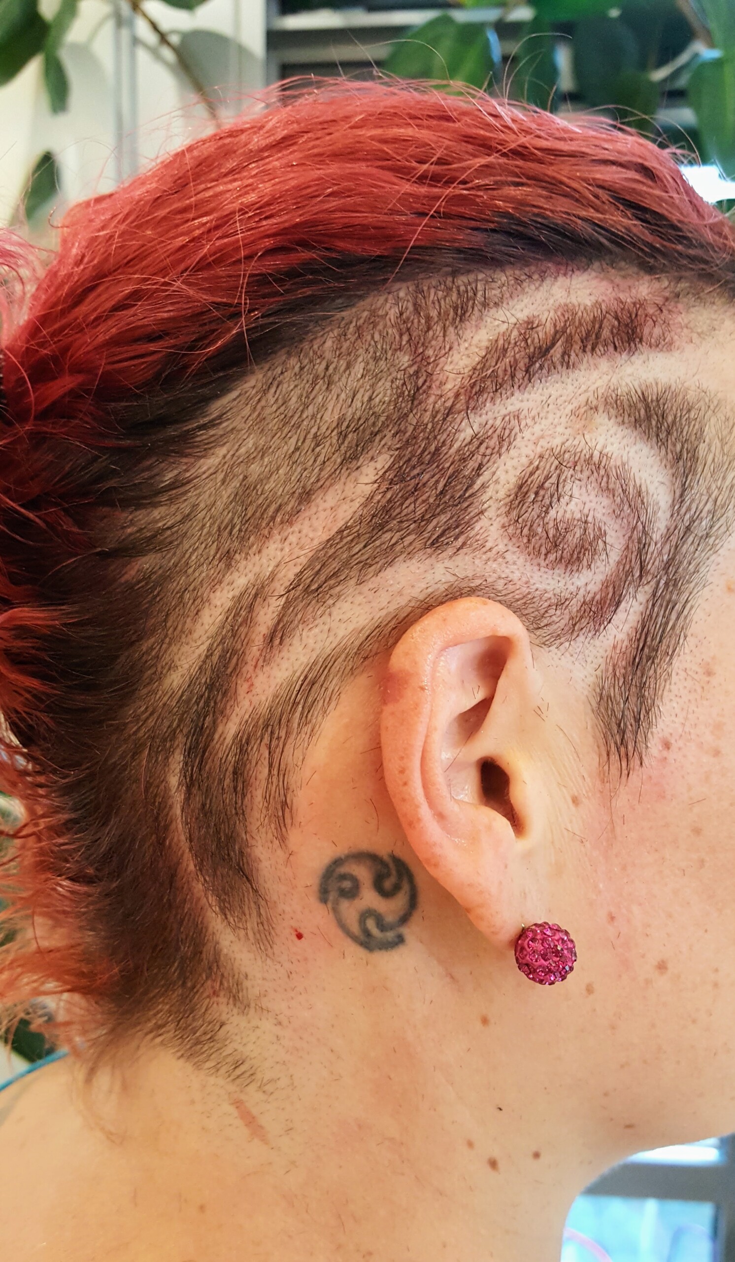 Roter Sidecut mit Hair-Tattoo bei HairXperience