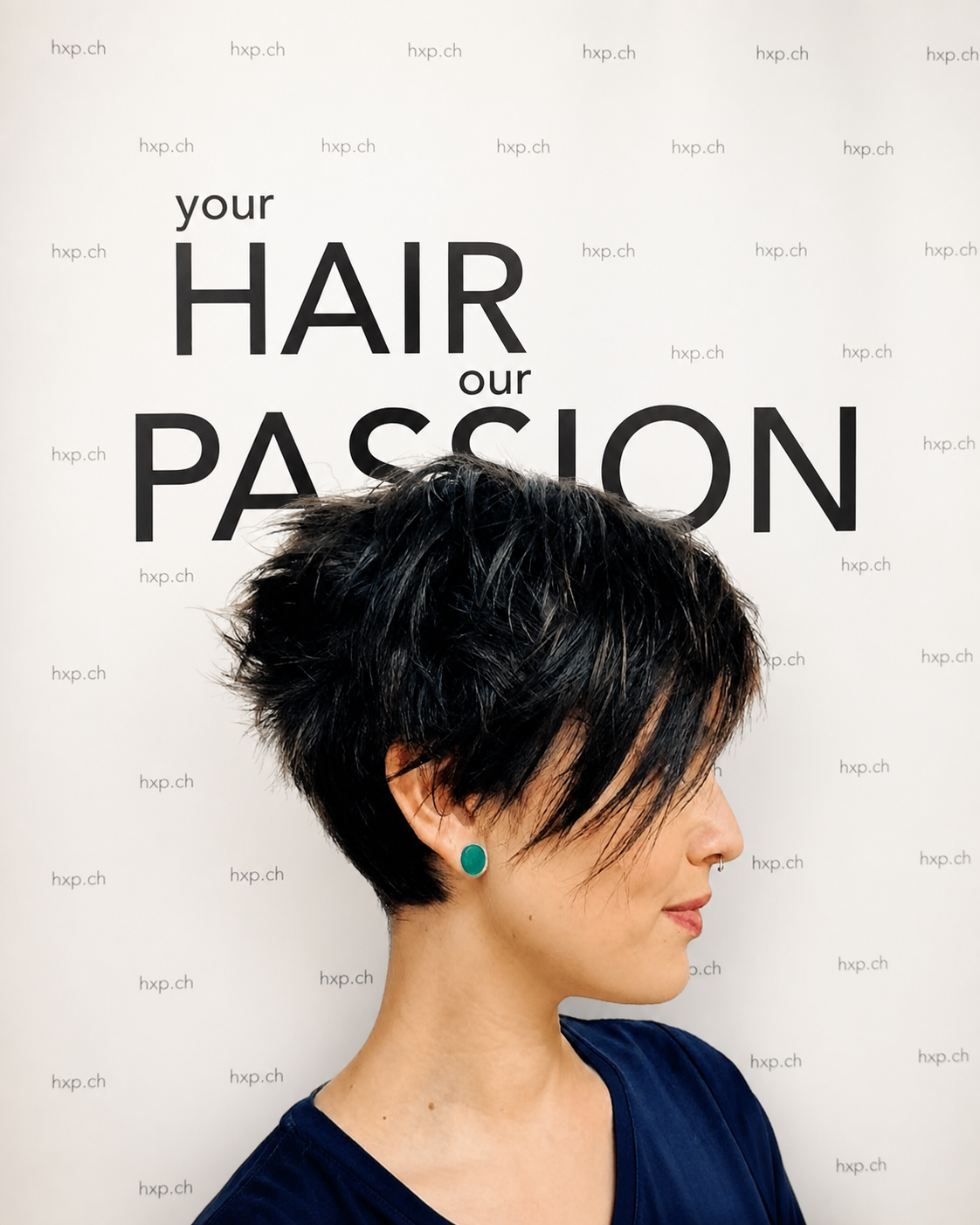 Schwarzer asymmetrischer Pixie Cut bei HairXperience