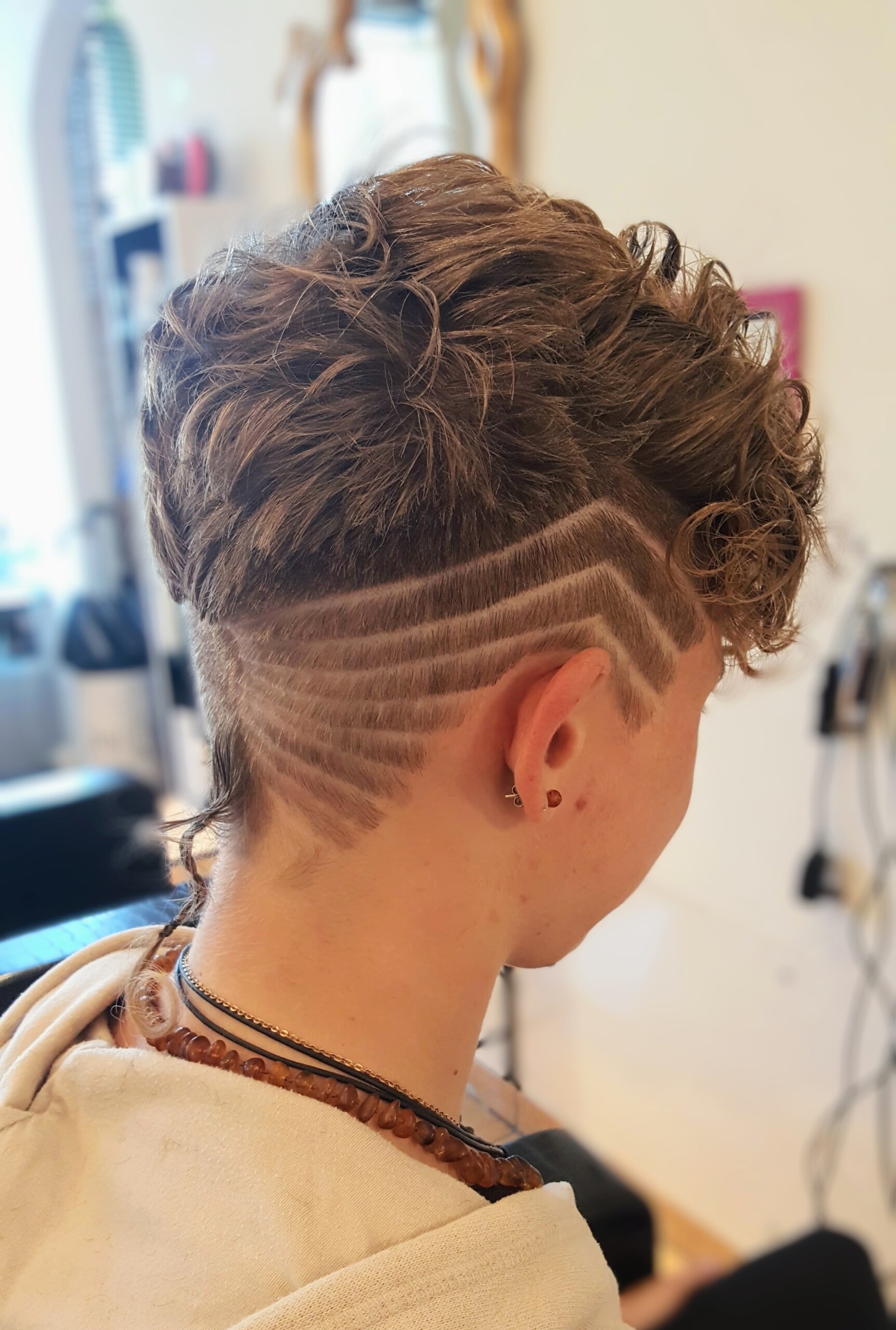 Undercut mit Locken und Hair-Tattoo bei HairXperience