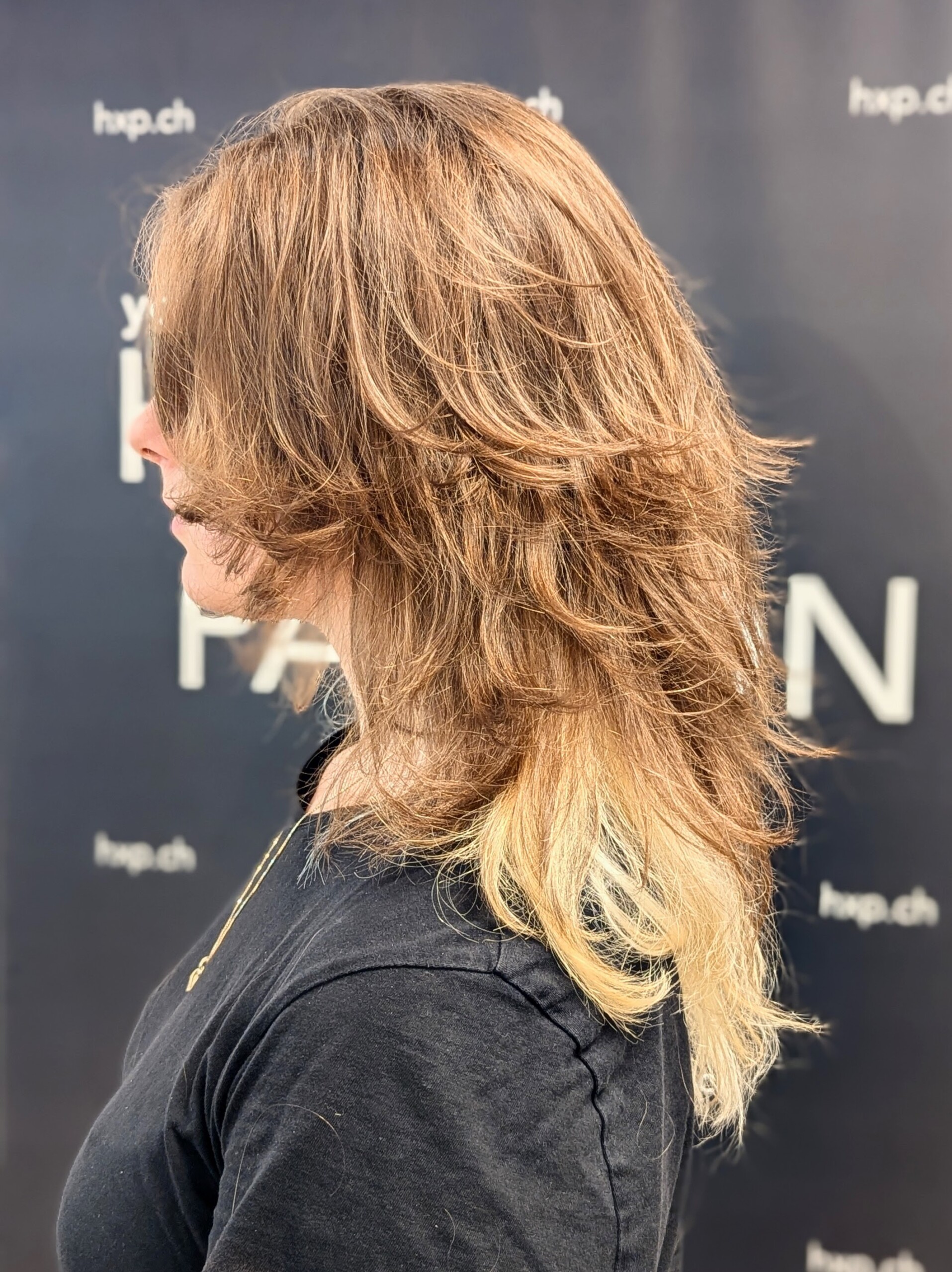 Wolf Cut mit blondem Ombré – Rückansicht bei HairXperience